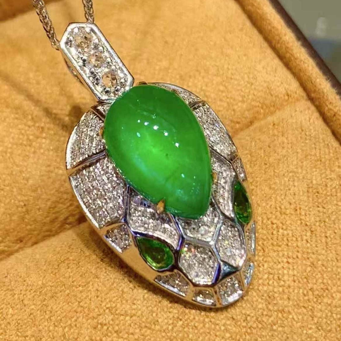 14k Gold 3.75 Ct Natural Emerald & Diamond Pendant( Without Chain ): Ref:231061191 // gold content:14k gold // main gemstone:emerald // shape:pear // carat weight:3. 75ct // color:green // treatment:natural // // adjacent gemstone 2 : diamond // shape:round // clarity 