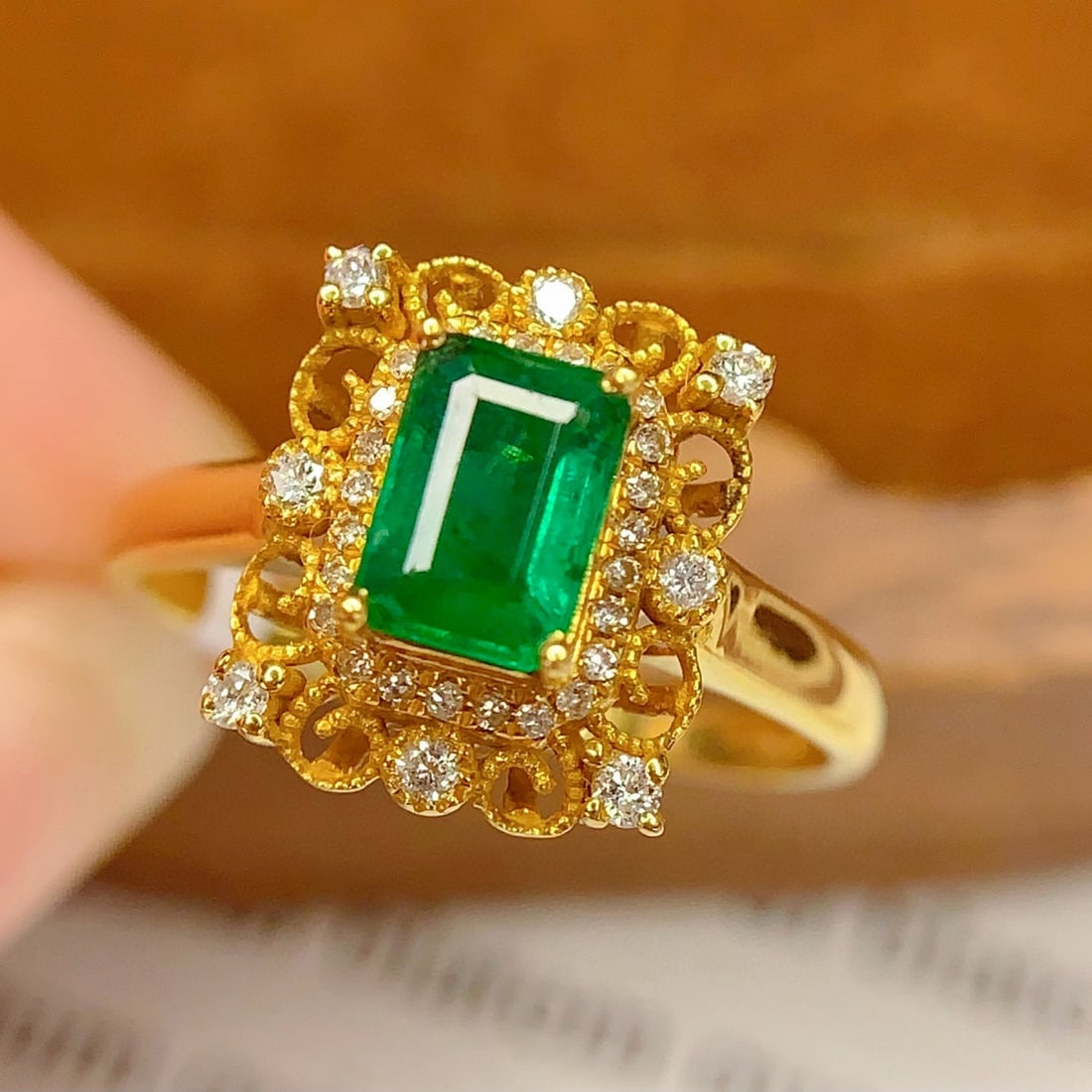 14k Gold 0.7 Ct Natural Emerald & Diamond Ring: Ref:231061194 // gold content:14k gold // ring size:7. 25us // // main gemstone:emerald // shape:octagonal // carat weight:0. 7ct // color:green // treatment:natural // // adjacent gemstone 2 :