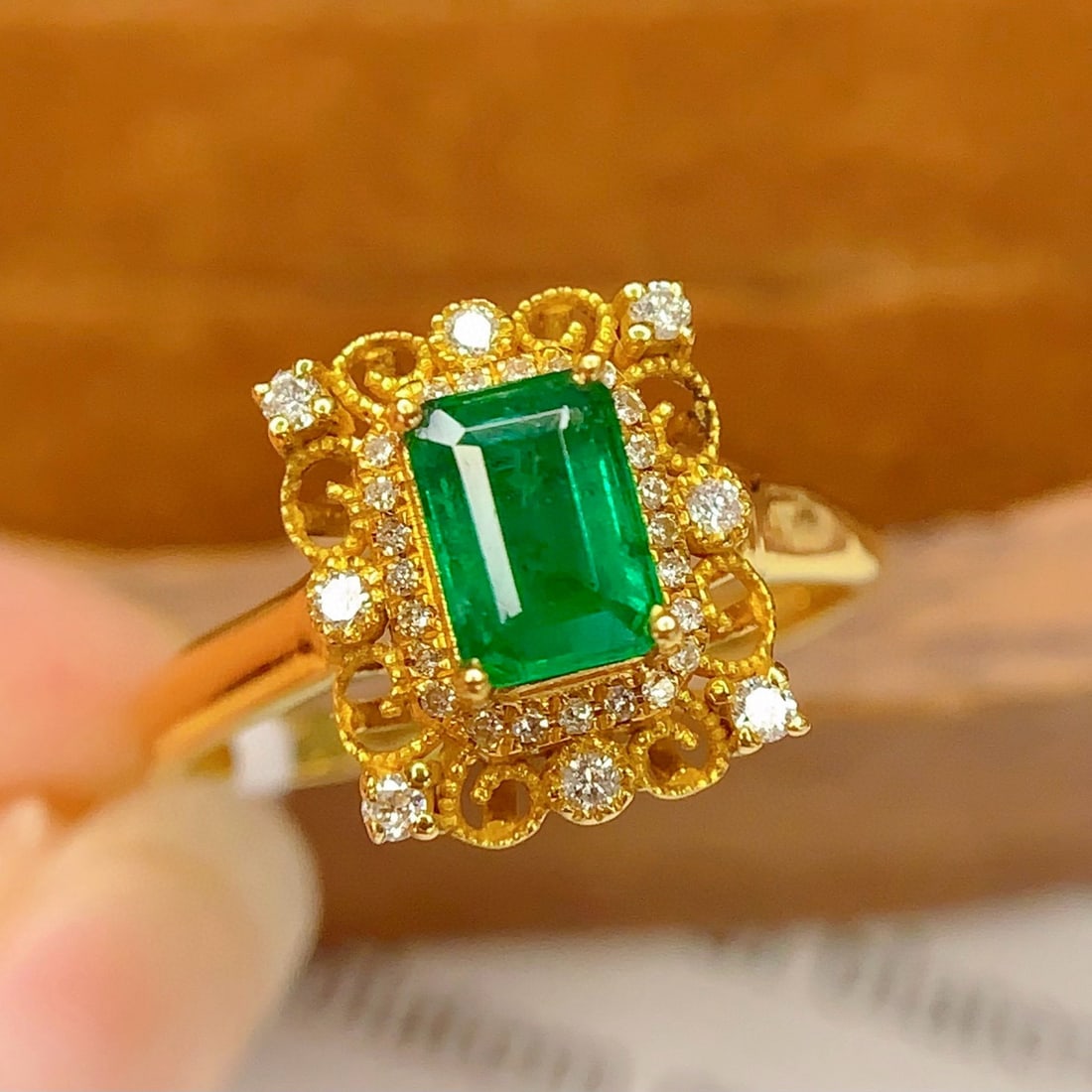 14k Gold 0.7 Ct Natural Emerald & Diamond Ring - 2