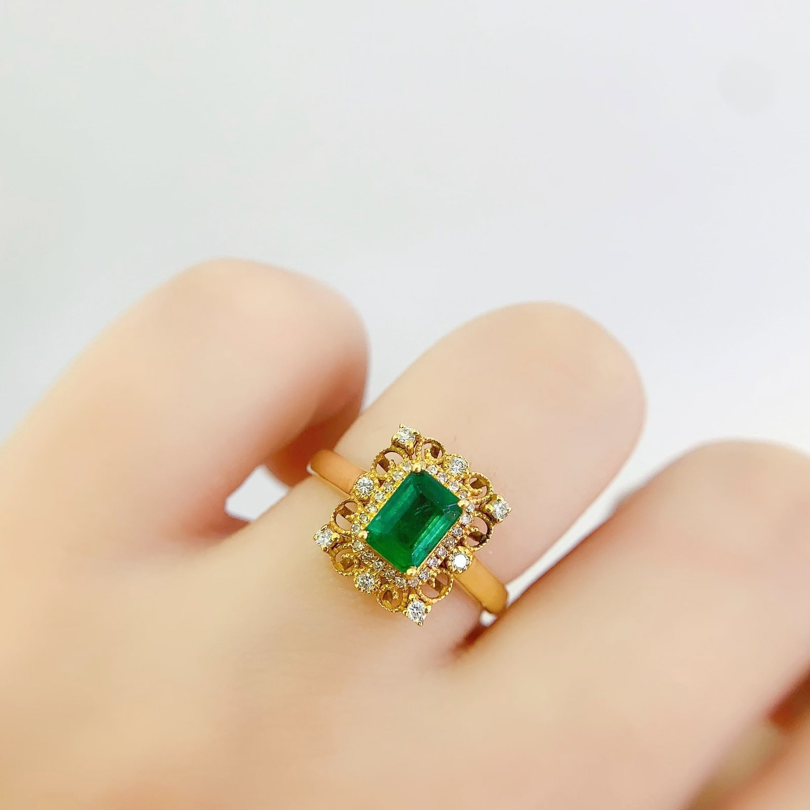 14k Gold 0.7 Ct Natural Emerald & Diamond Ring - 3