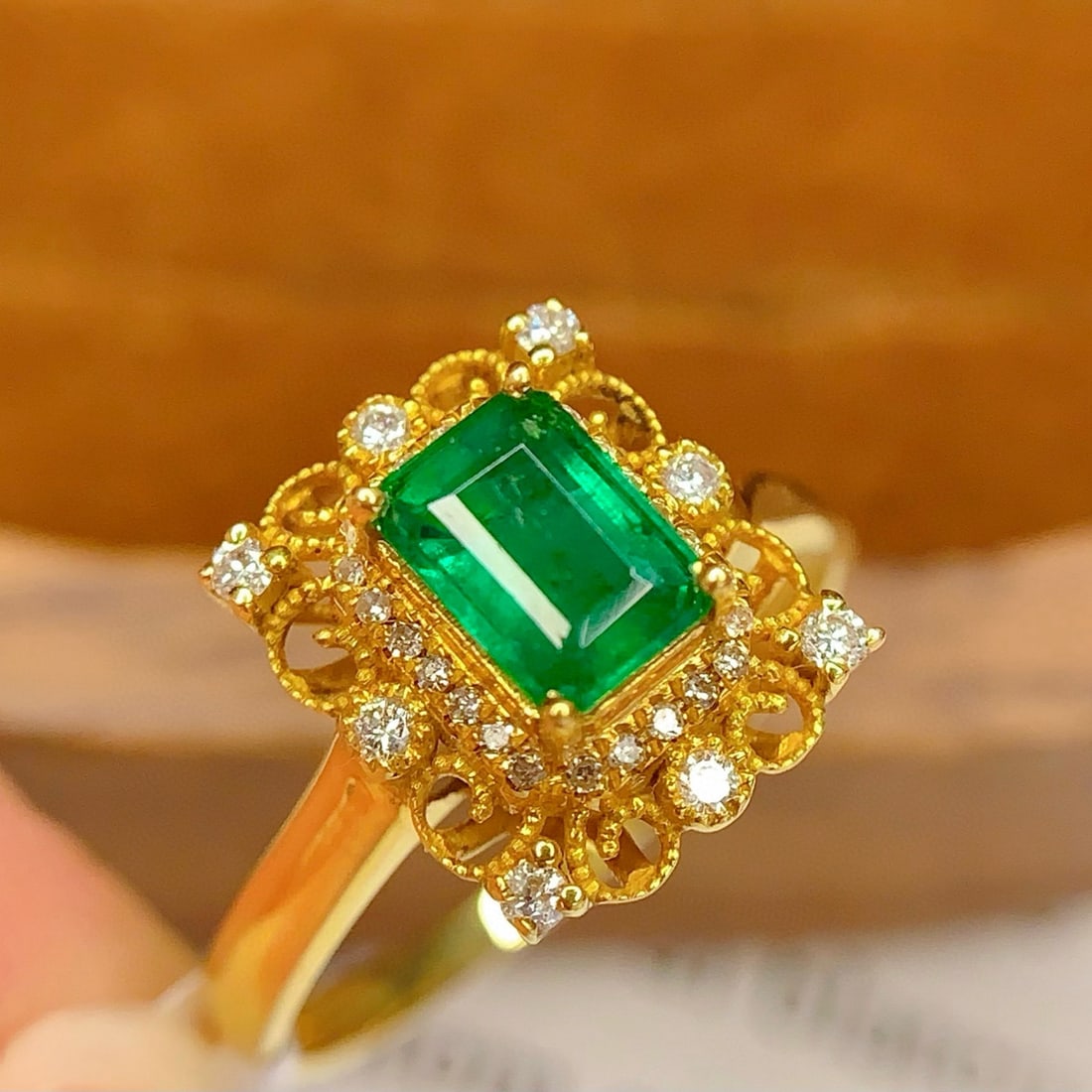 14k Gold 0.7 Ct Natural Emerald & Diamond Ring - 4