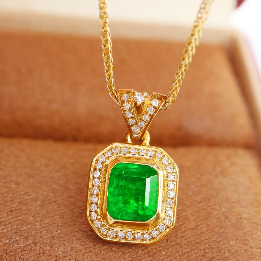 14k Gold 1.04 Ctw Natural Emerald & Diamond Pendant( Without Chain ): Ref:231061195 // gold content:14k gold // main gemstone:emerald // shape:octagonal // carat weight:0. 93ct // color:green // treatment:natural // // adjacent gemstone 2 : diamond // shape:round // car