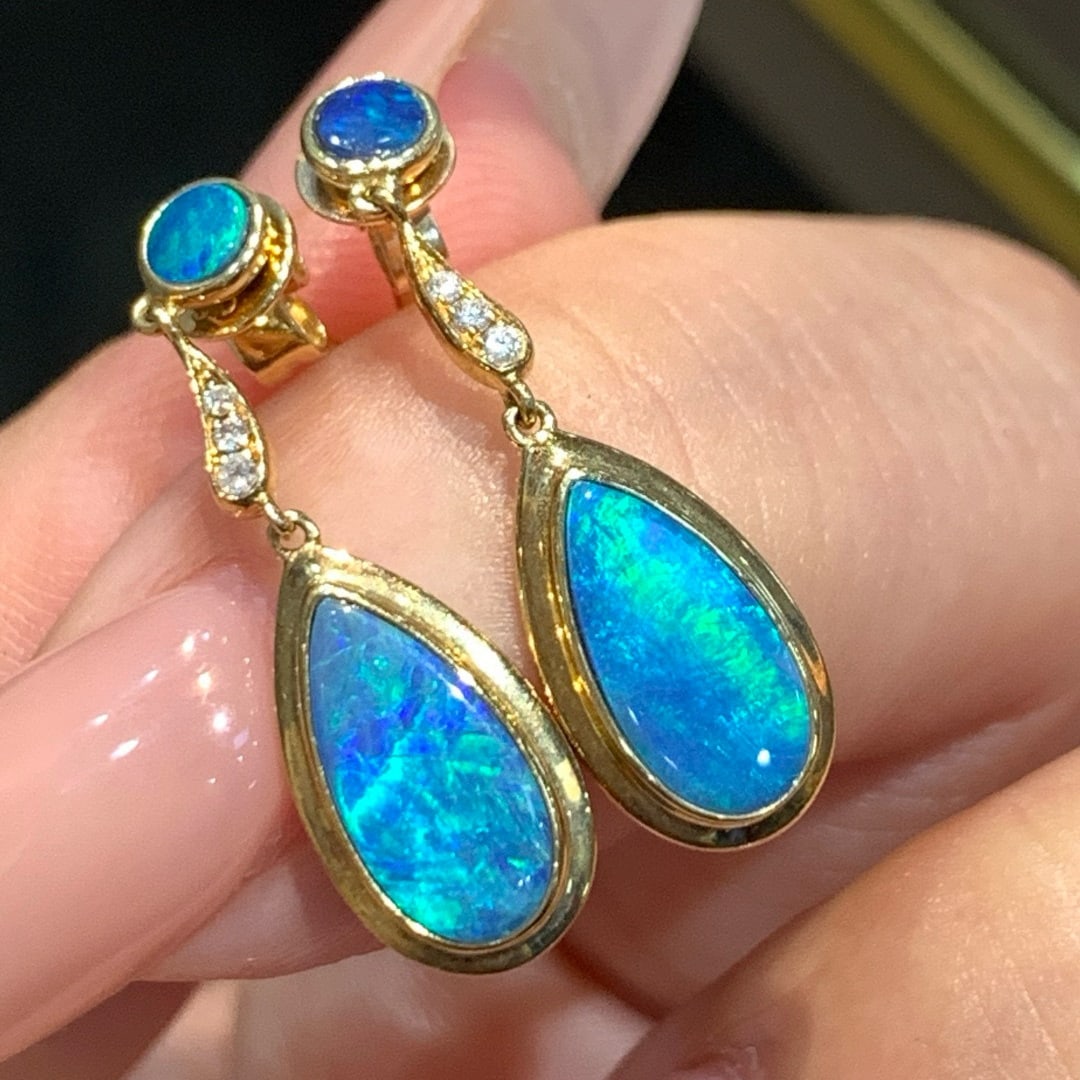 14k Gold 1.47 Ctw Natural Opal & Diamond Earrings: Ref:231061201 // gold content:14k gold // main gemstone:opal // shape:multiple // carat weight:1. 37ct // color:blue-green // treatment:natural // // adjacent gemstone 2 : diamond // shape:round //