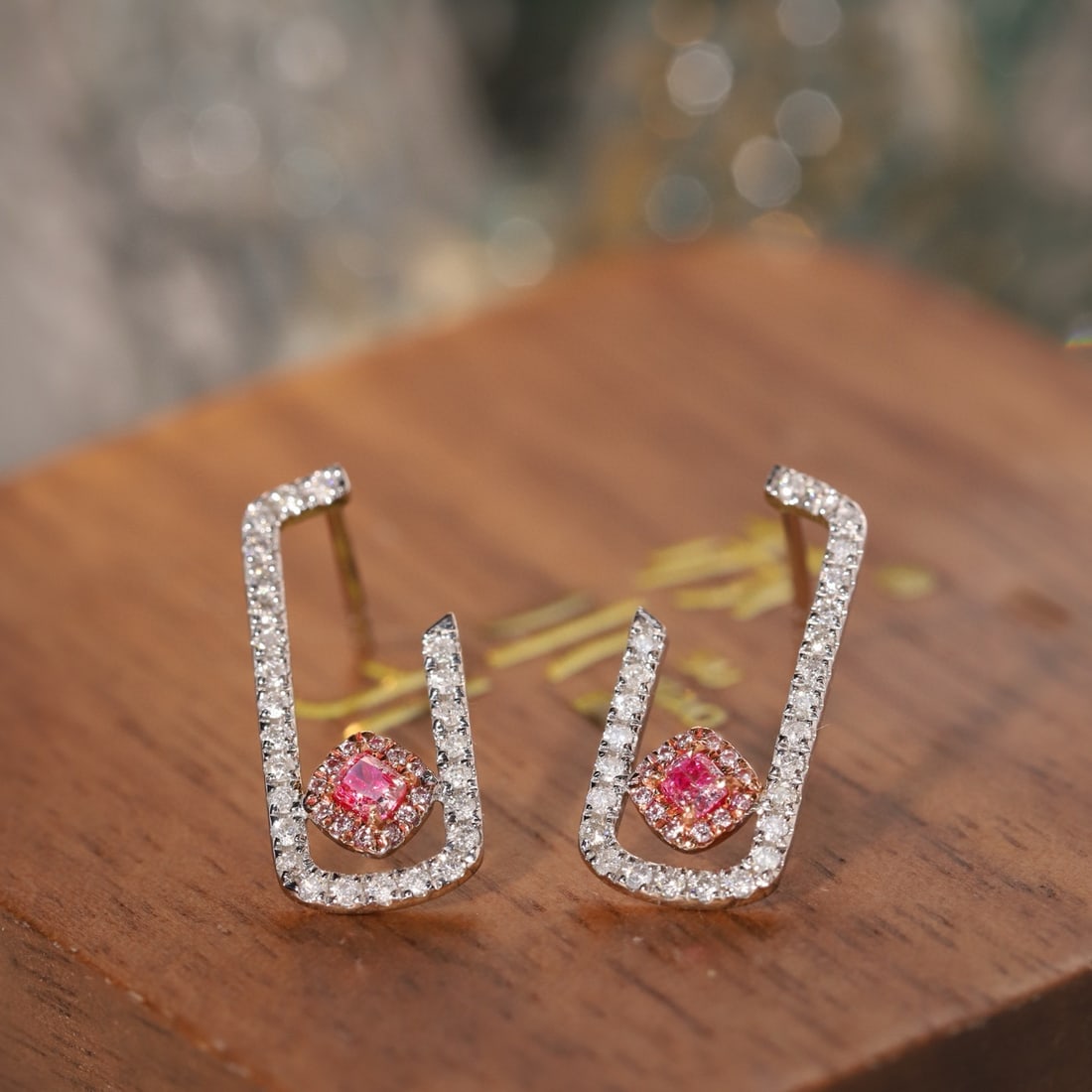 14k Gold 0.48 Ctw Natural Pink Diamond & Diamond Earrings: Ref:231061208 // gold content:14k gold // main gemstone:pink diamond // shape:cushion // carat weight:0. 18ct // color:pink // treatment:natural // // adjacent gemstone 2 : diamond // shape:round //