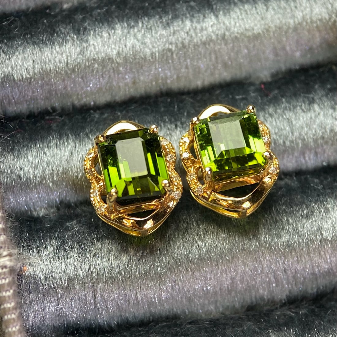 14k Gold 3.1 Ct Natural Tourmaline & Diamond Earrings: Ref:231061220 // gold content:14k gold // main gemstone:tourmaline // shape:octagonal // carat weight:3. 1ct // color:green // treatment:natural // // adjacent gemstone 2 : diamond // number of