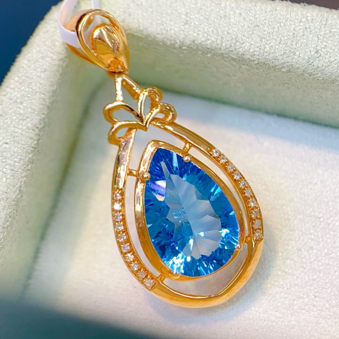 14k Gold 2.86 Ctw Natural Topaz & Diamond Pendant( Without Chain ): Ref:231061254 // gold content:14k gold // main gemstone:topaz // shape:pear // carat weight:2. 8ct // color:blue // treatment:natural // // adjacent gemstone 2 : diamond // number of stones:20 //