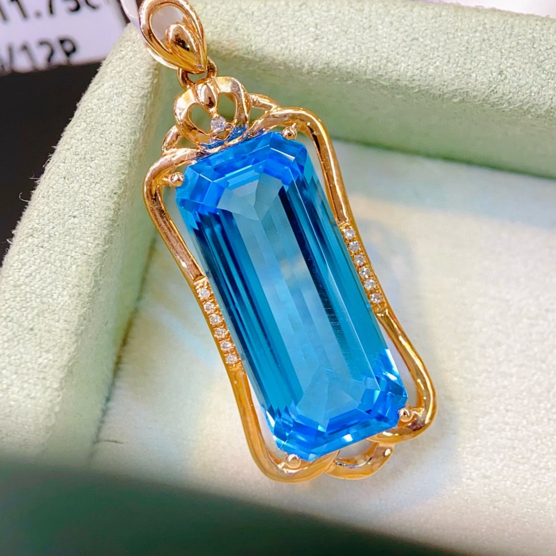 14k Gold 11.78 Ctw Natural Topaz & Diamond Pendant( Without Chain ): Ref:231061255 // gold content:14k gold // main gemstone:topaz // shape:octagonal // carat weight:11. 75ct // color:blue // treatment:natural // // adjacent gemstone 2 : diamond // number of stones:12