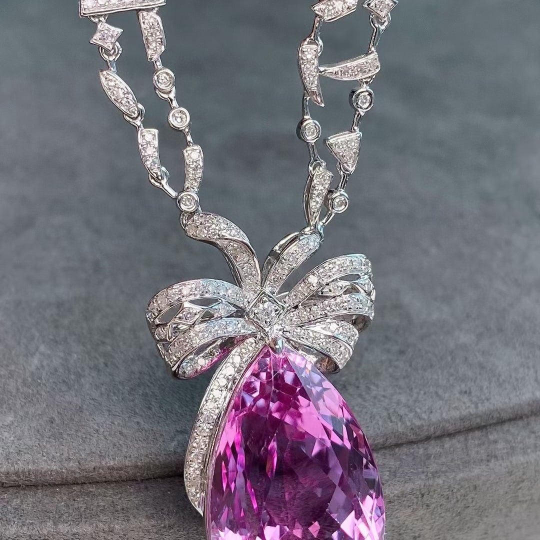 14k Gold 27.19 Ctw Natural Kunzite & Diamond Necklace: Ref:231061256 // gold content:14k gold // main gemstone:kunzite // shape:pear // carat weight:26. 7ct // color:purple // treatment:natural // // adjacent gemstone 2 : diamond // shape:round // carat