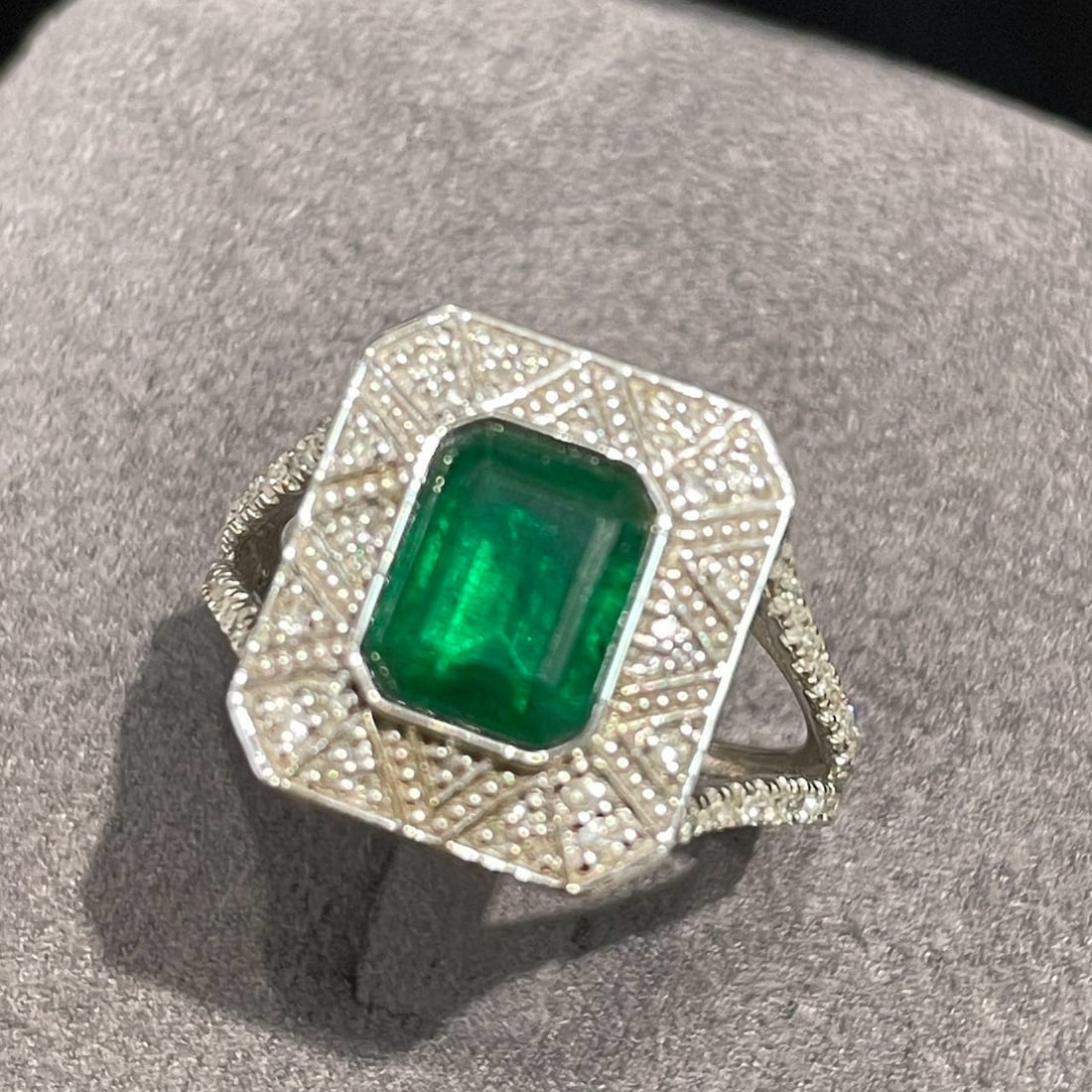 14k Gold 1.5 Ct Vivid Green Natural Emerald & Diamond Ring: Ref:231062003 // gold content:14k gold // ring size:7. 25us // // main gemstone:emerald // shape:octagonal // carat weight:1. 5ct // color:vivid green // treatment:natural // // adjacent gemstone 2 : 