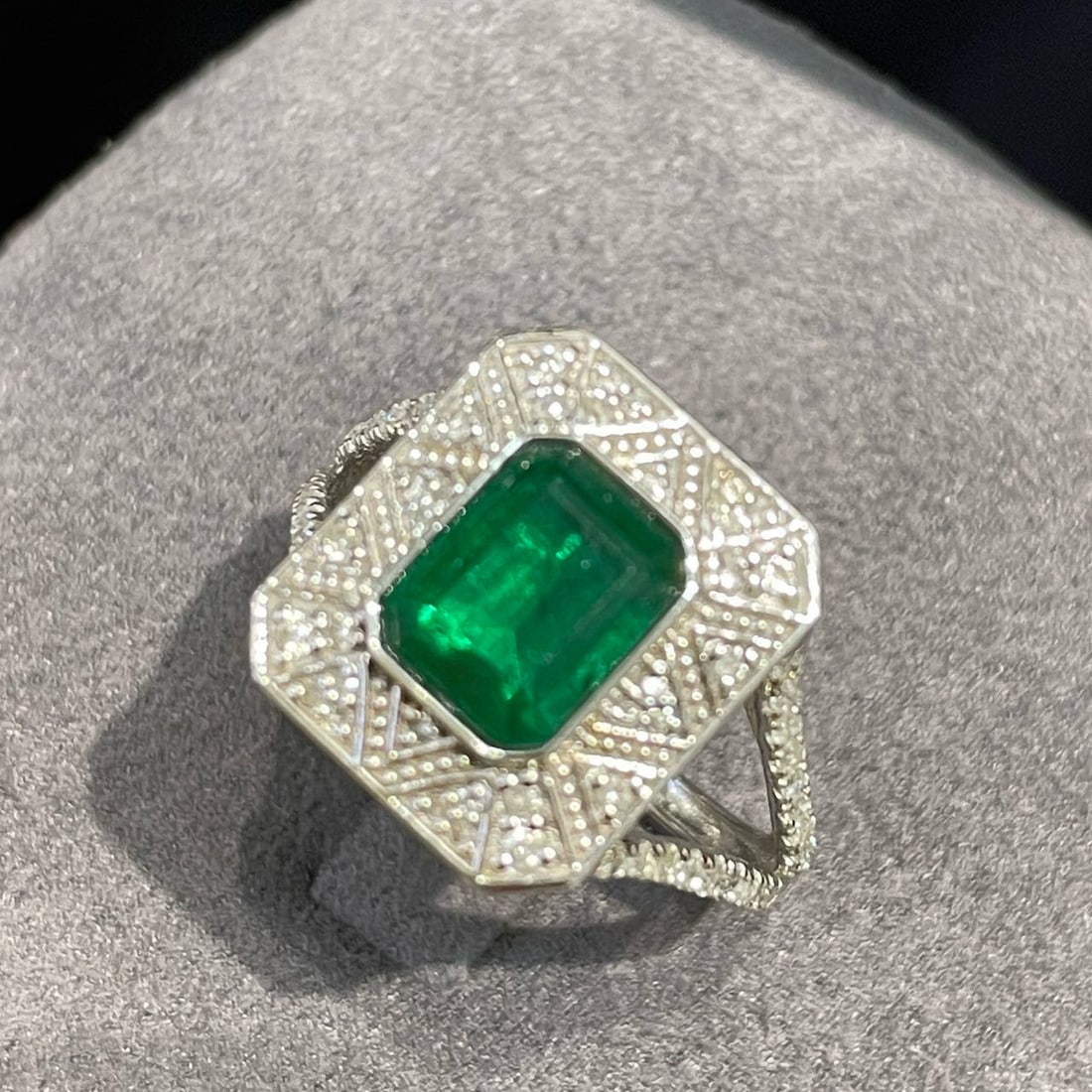 14k Gold 1.5 Ct Vivid Green Natural Emerald & Diamond Ring - 4