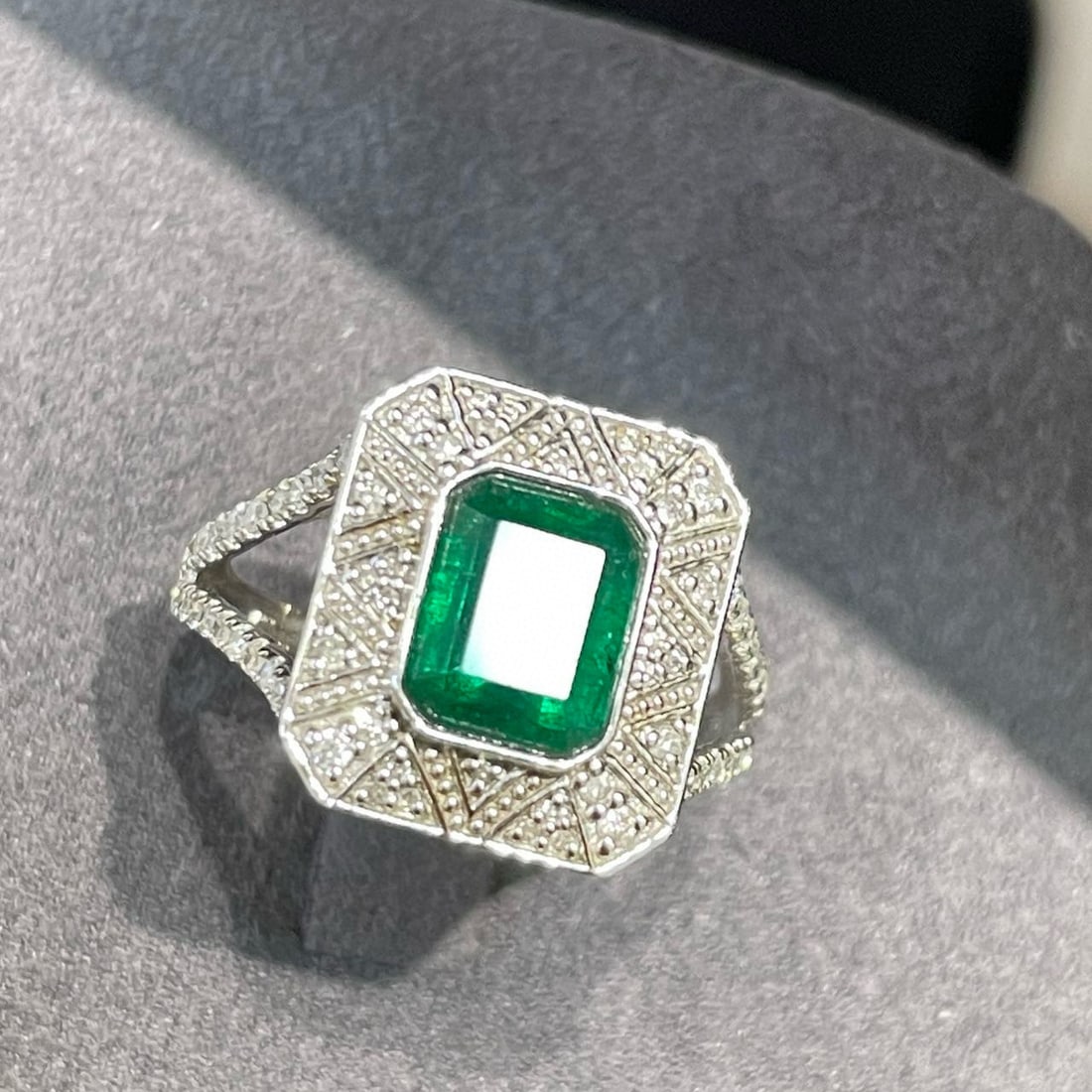 14k Gold 1.5 Ct Vivid Green Natural Emerald & Diamond Ring - 5