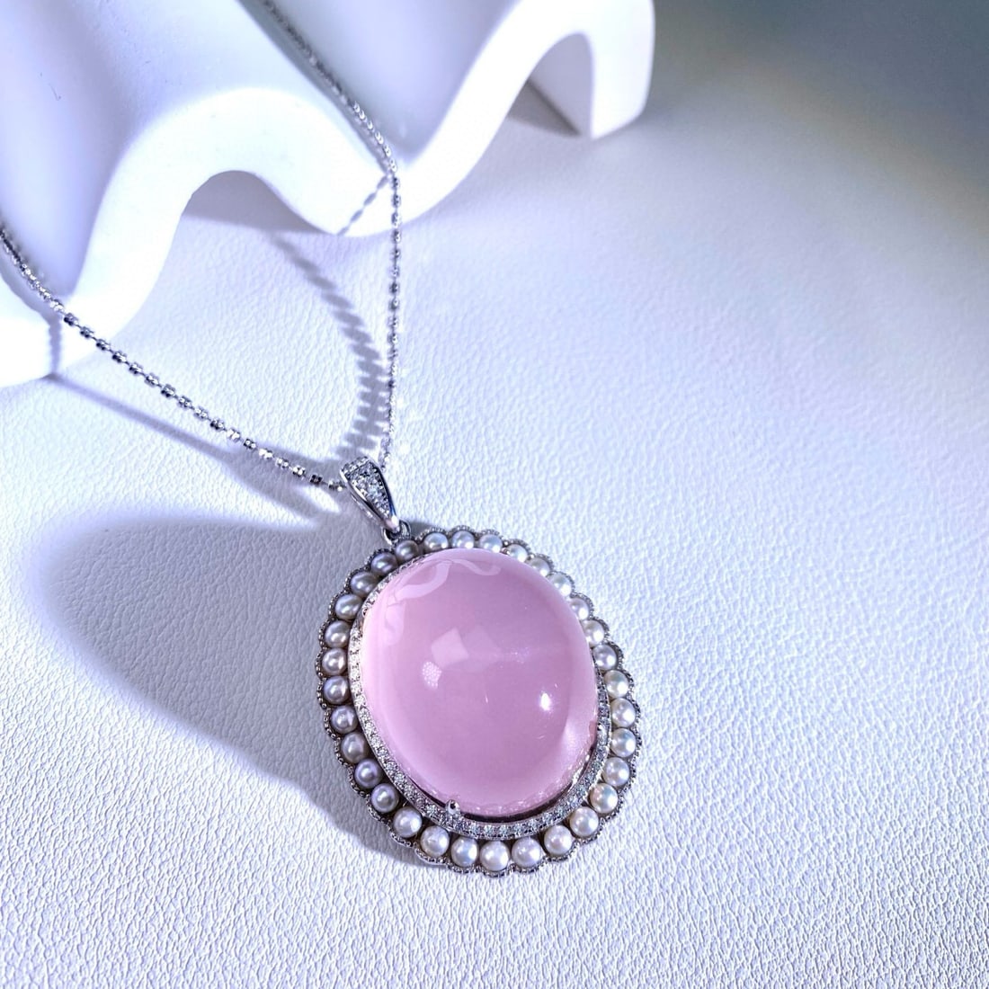 14k Gold 64 Ct Natural Rose Quartz & Diamond Pendant( Without Chain ): Ref:231062040 // gold content:14k gold // main gemstone:rose quartz // shape:oval // carat weight:64ct // color:pink // treatment:natural // // adjacent gemstone 2 : diamond // shape:round // clarity