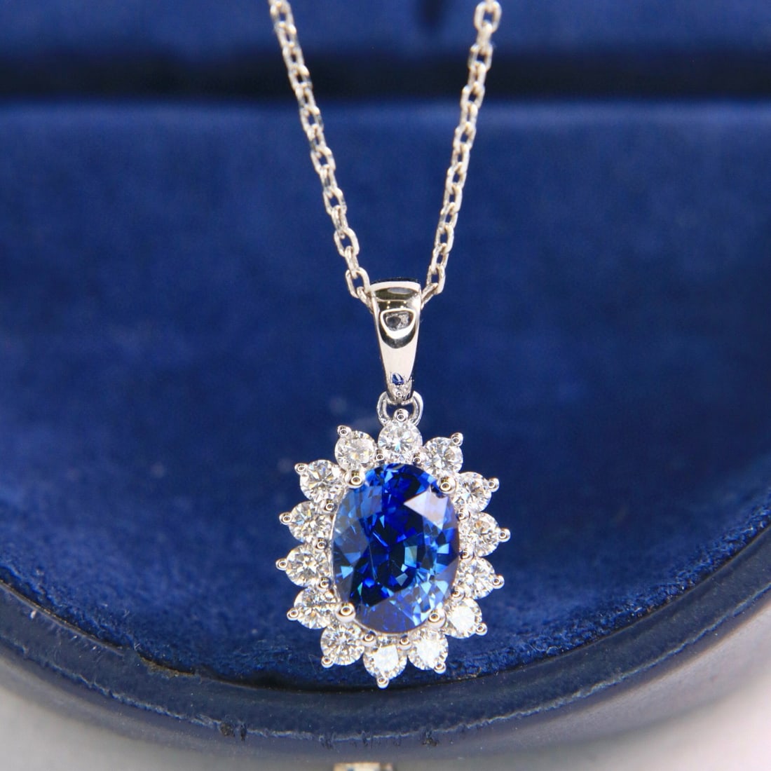 14k Gold 2.50 Ctw Natural Sapphire & Diamond Pendant( Without Chain ): Ref:231062056 // gold content:14k gold // main gemstone:sapphire // shape:oval // carat weight:2. 01ct // color:cornflower blue // treatment:natural // // adjacent gemstone 2 : diamond // shape:round 