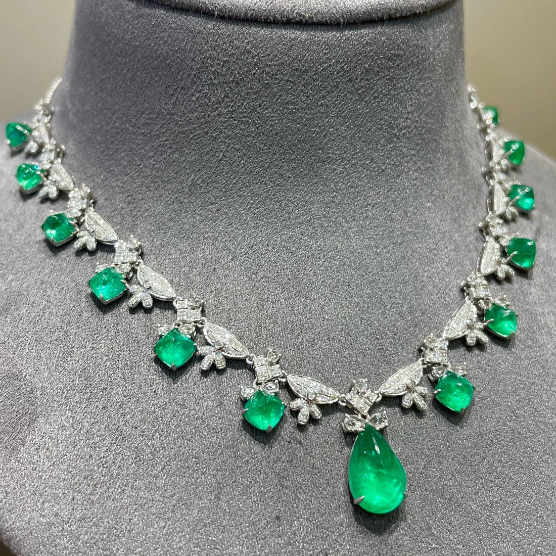 14k Gold 10.5 Ct Natural Emerald & Diamond & Sapphire Necklace - 3