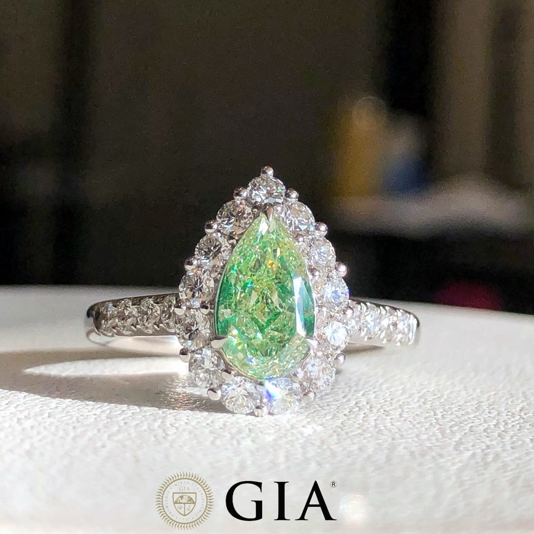 Gia Certified 14k Gold 1.07 Ct Natural Green Diamond & Diamond Ring: Ref:231062061 // gold content:14k gold // ring size:7. 25us // // main gemstone:green diamond // certified:gia // shape:pear // carat weight:1. 07ct // clarity grade:si2 // color:green //