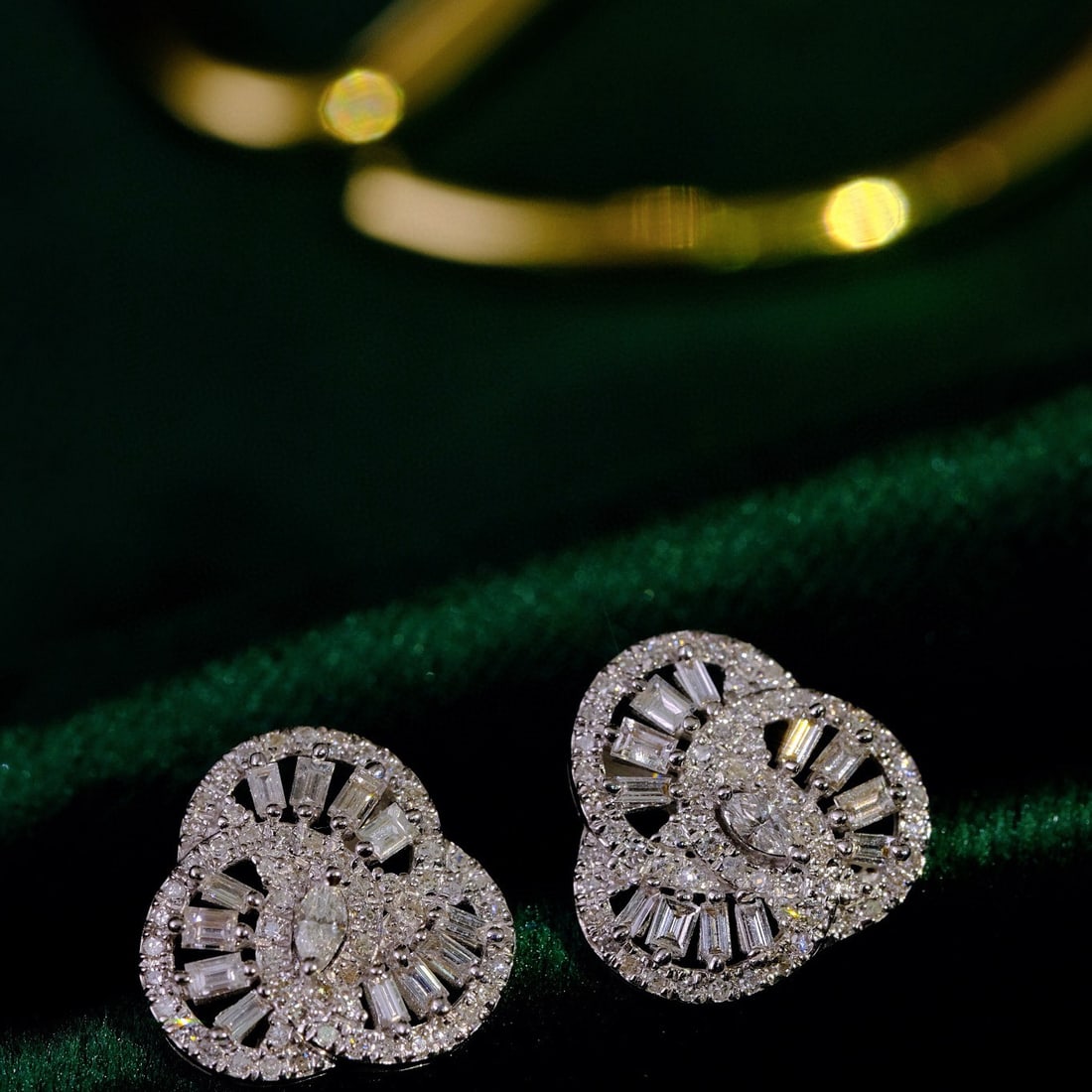 14k Gold 0.86 Ct Natural H Diamond Earrings: Ref:231062063 // gold content:14k gold // main gemstone:diamond // shape:multiply // carat weight:0. 86ct // clarity grade:vs-si // color:h // treatment:natural // Condition: New Low Estimate: