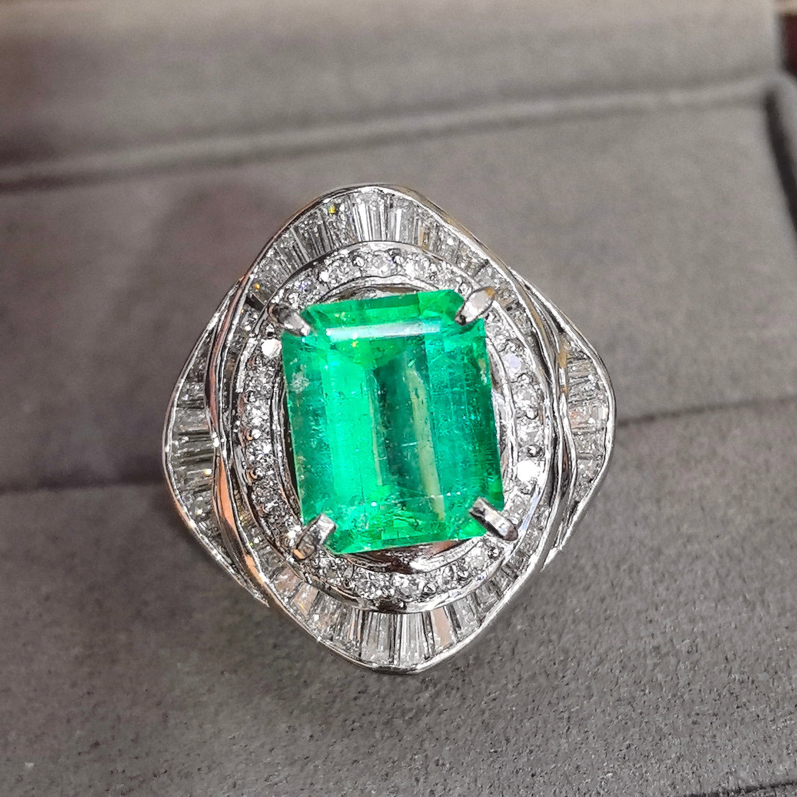 14k Gold 5.94 Ctw Natural Emerald & Diamond Ring: Ref:231062070 // gold content:14k gold // ring size:7. 25us // // main gemstone:emerald // shape:octagonal // carat weight:4. 39ct // color:green // treatment:natural // // adjacent gemstone 2 : diamo