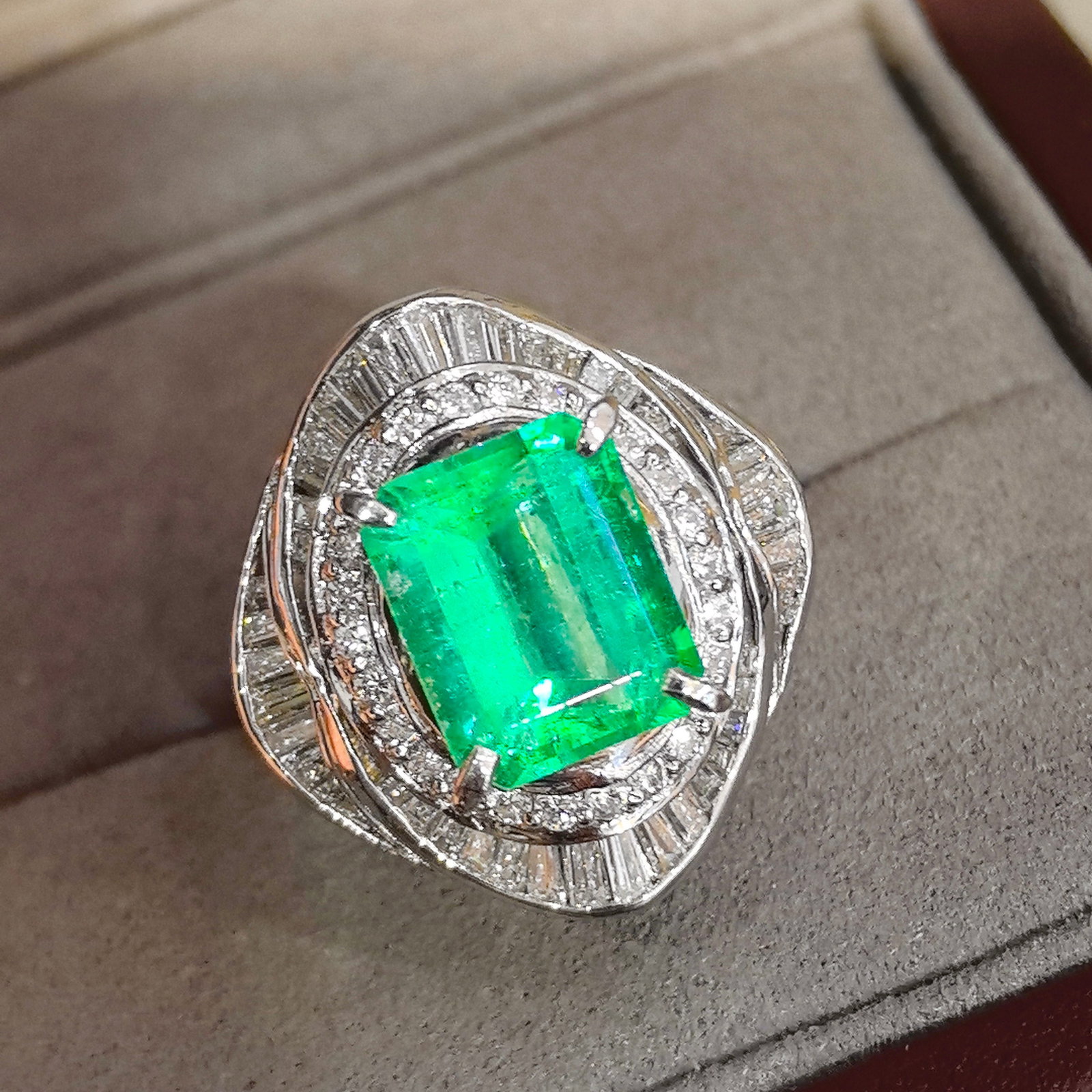 14k Gold 5.94 Ctw Natural Emerald & Diamond Ring - 2