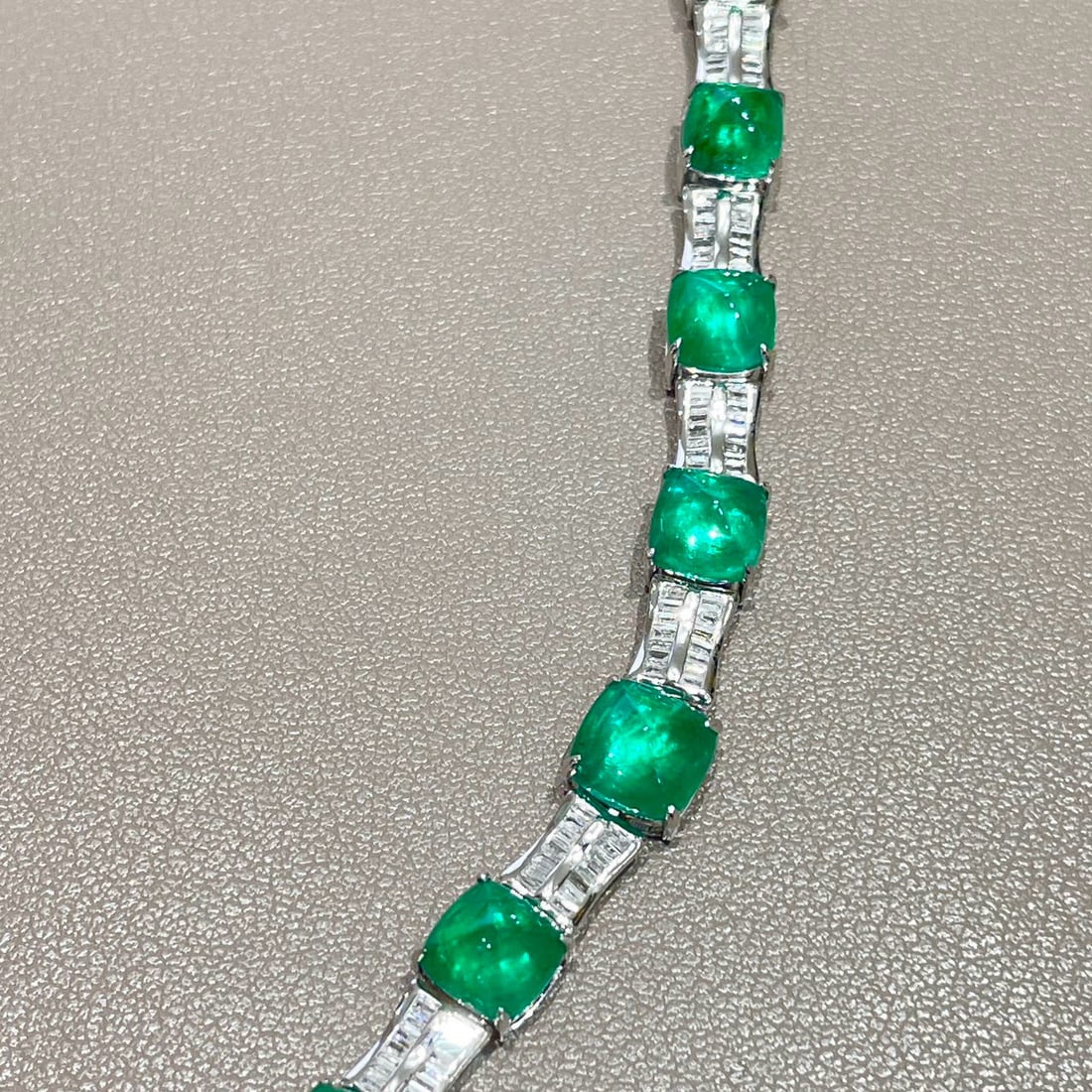 14k Gold 14.5 Ct Natural Emerald & Diamond Bracelet: Ref:231062073 // gold content:14k gold // main gemstone:emerald // shape:sugar-loaf // carat weight:14. 5ct // color:green // treatment:natural // // adjacent gemstone 2 : diamond // shape:baguette //