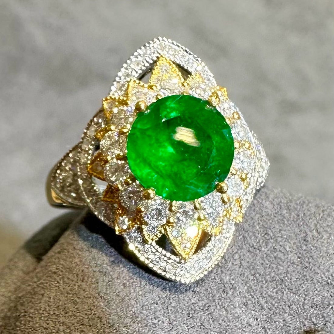 14k Gold 1.9 Ct Vivid Green Natural Emerald & Diamond Ring: Ref:231062080 // gold content:14k gold // ring size:7. 25us // // main gemstone:emerald // shape:round // carat weight:1. 9ct // color:vivid green // treatment:natural // cut grade:g // // adjacent ge