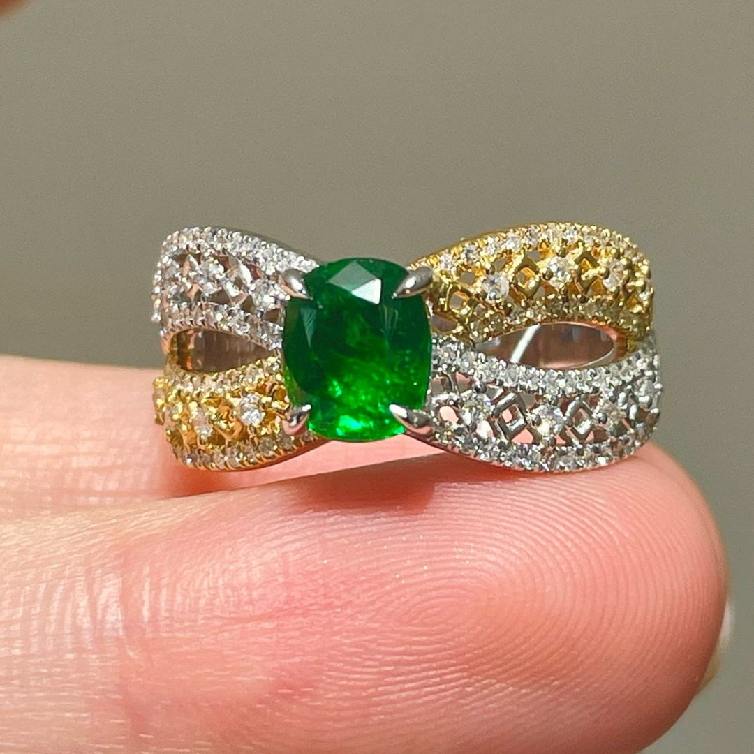 14k Gold 0.9 Ct Vivid Green Natural Emerald & Diamond Ring - 4
