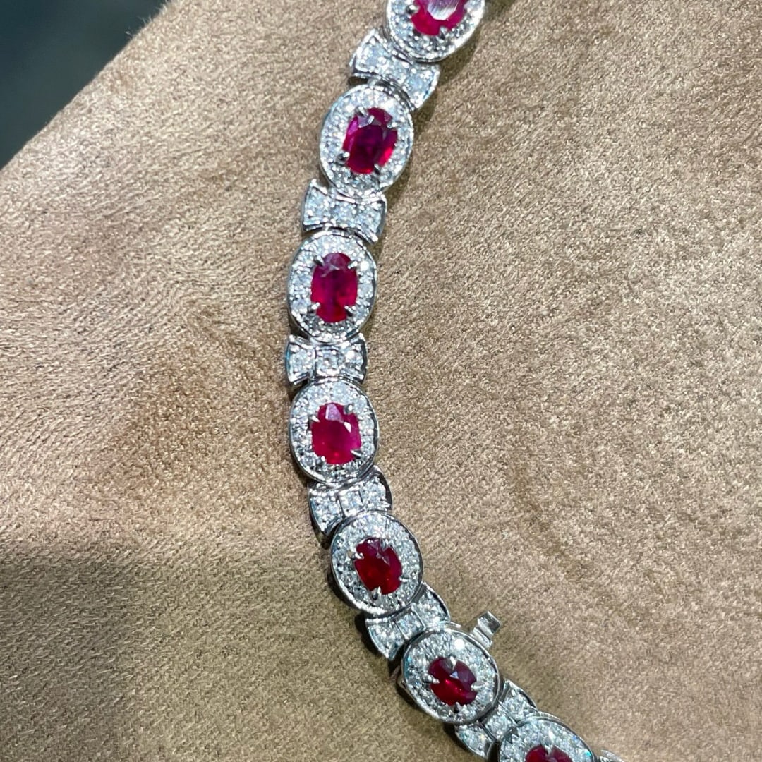 14k Gold 3.75 Ctw Natural Ruby & Diamond Bracelet: Ref:231062115 // gold content:14k gold // main gemstone:ruby // shape:oval // carat weight:2. 7ct // color:red // treatment:natural // // adjacent gemstone 2 : diamond // shape:round // carat