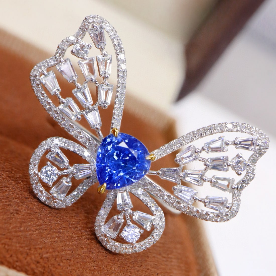 14k Gold 1.05 Ct Natural Sapphire & Diamond & Sapphire & Butterfly Ring: Ref:231062124 // gold content:14k gold // ring size:7. 25us // // main gemstone:sapphire // shape:pear // carat weight:1. 05ct // color:cornflower blue // treatment:natural // // adjacent gemstone 2