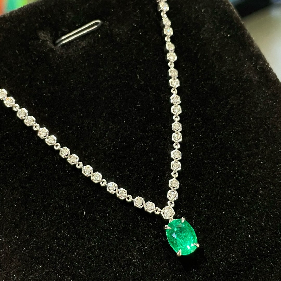 14k Gold 1.00 Ct Vivid Green Natural Emerald & Diamond Necklace: Ref:231062136 // gold content:14k gold // main gemstone:emerald // shape:oval // carat weight:1. 00ct // color:vivid green // treatment:natural // // adjacent gemstone 2 : diamond // shape:round //