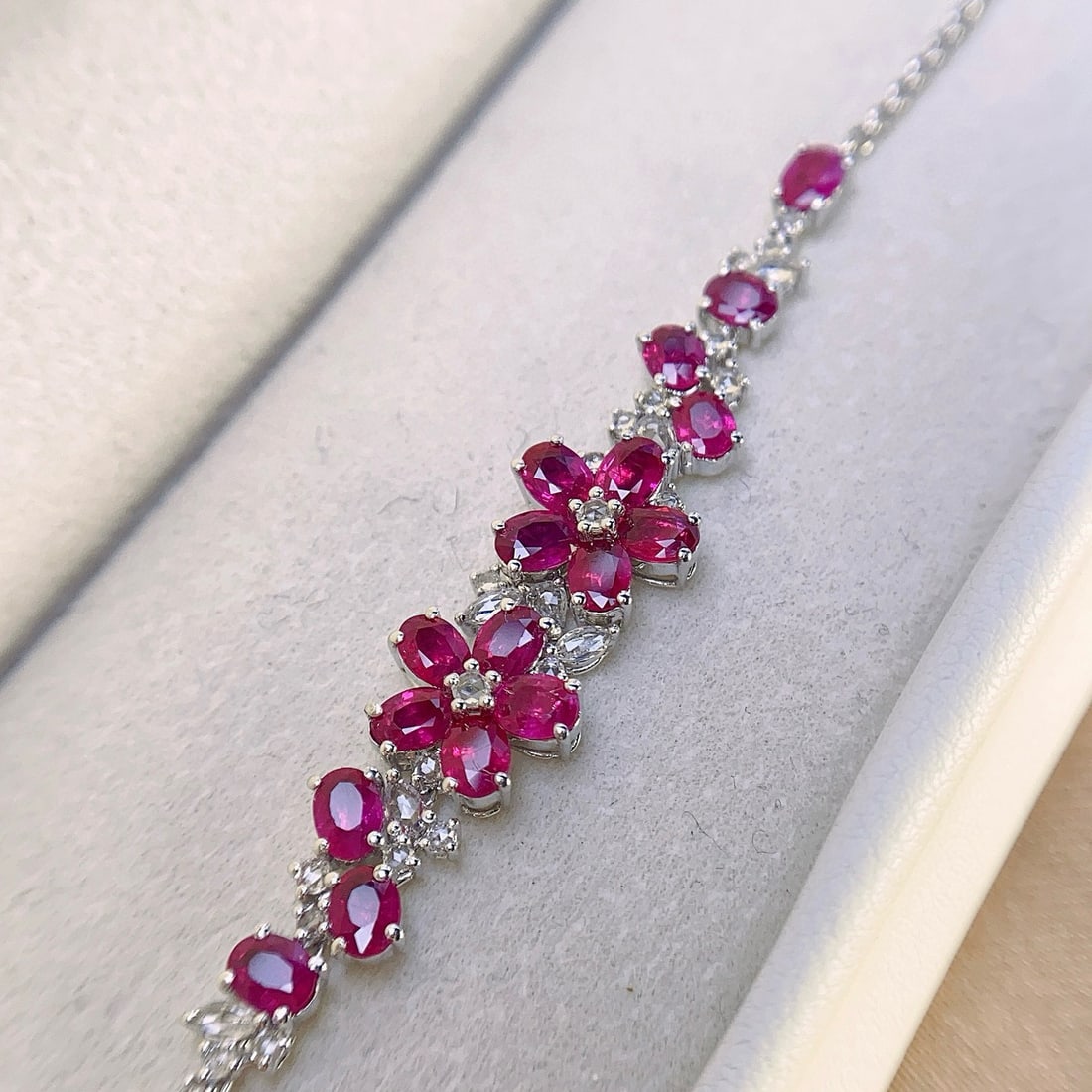 14k Gold 5.10 Ct Natural Ruby & Sapphire Bracelet: Ref:231062138 // gold content:14k gold // main gemstone:ruby // shape:oval // carat weight:5. 10ct // color:red // treatment:natural // // adjacent gemstone 2 : sapphire // number of stones:28 // shap