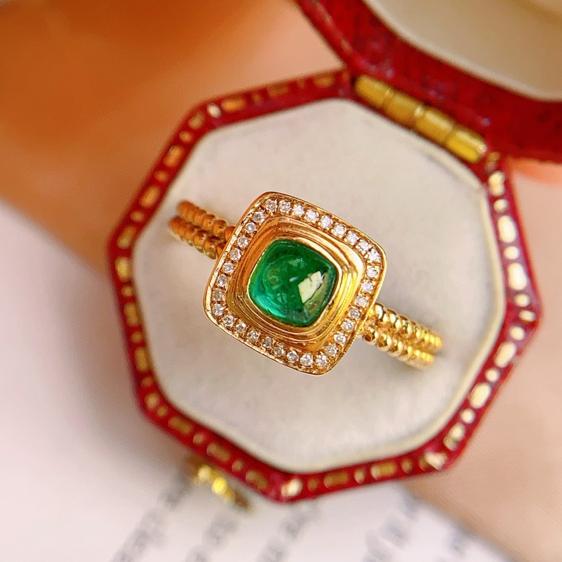 14k Gold 0.60 Ct Vivid Green Natural Emerald & Diamond Ring: Ref:231062141 // gold content:14k gold // ring size:7. 25us // // main gemstone:emerald // shape:sugar-loaf // carat weight:0. 60ct // color:vivid green // treatment:natural // // adjacent gemstone 2
