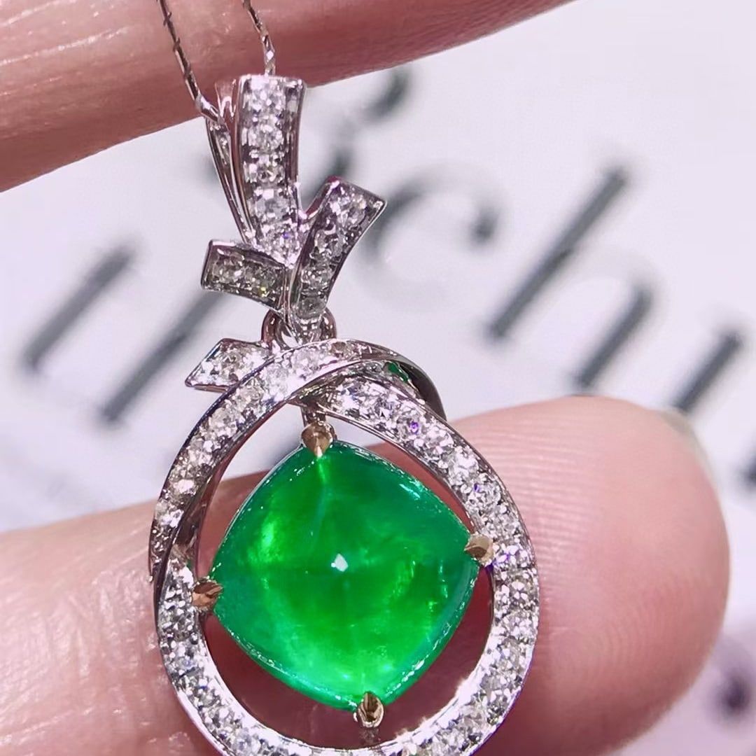 14k Gold 2.65 Ctw Vivid Green Natural Emerald & Diamond Pendant( Without Chain ): Ref:231062142 // gold content:14k gold // main gemstone:emerald // shape:sugar-loaf // carat weight:2. 4ct // color:vivid green // treatment:natural // // adjacent gemstone 2 : diamond // shape:round