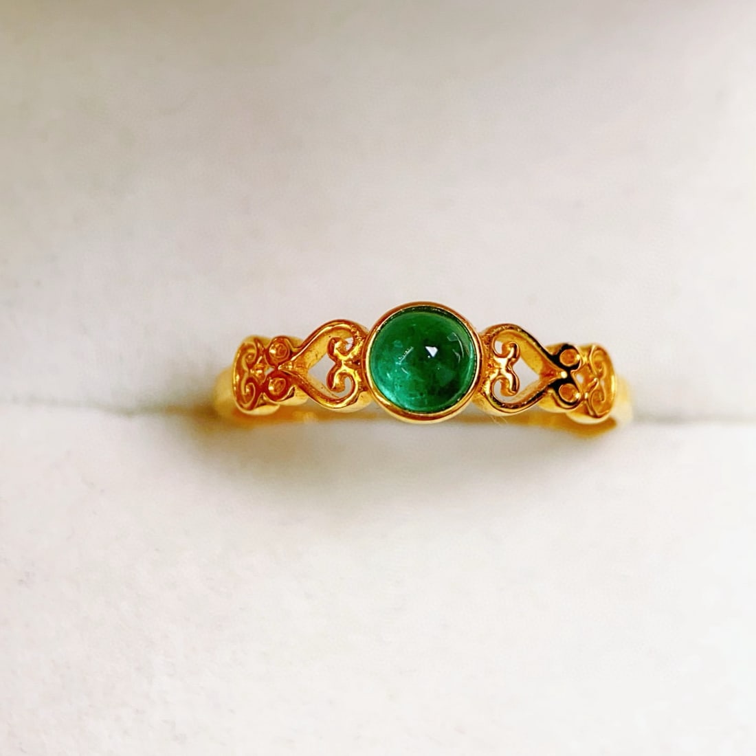 14k Gold 0.5 Ct Vivid Green Natural Emerald Ring: Ref:231062172 // gold content:14k gold // ring size:7. 25us // // main gemstone:emerald // shape:round // carat weight:0. 5ct // color:vivid green // treatment:natural // cut grade:g // Condition: