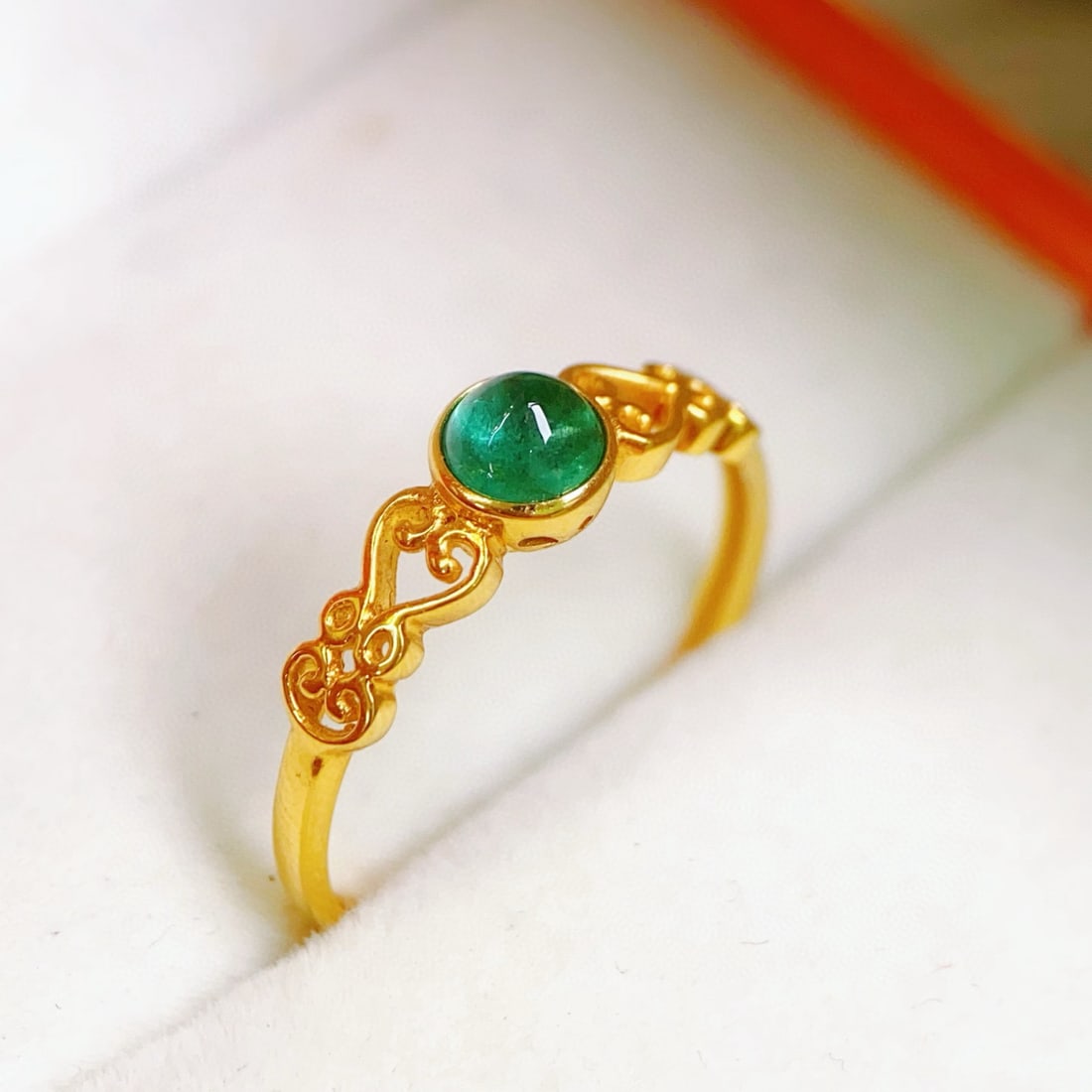 14k Gold 0.5 Ct Vivid Green Natural Emerald Ring - 3