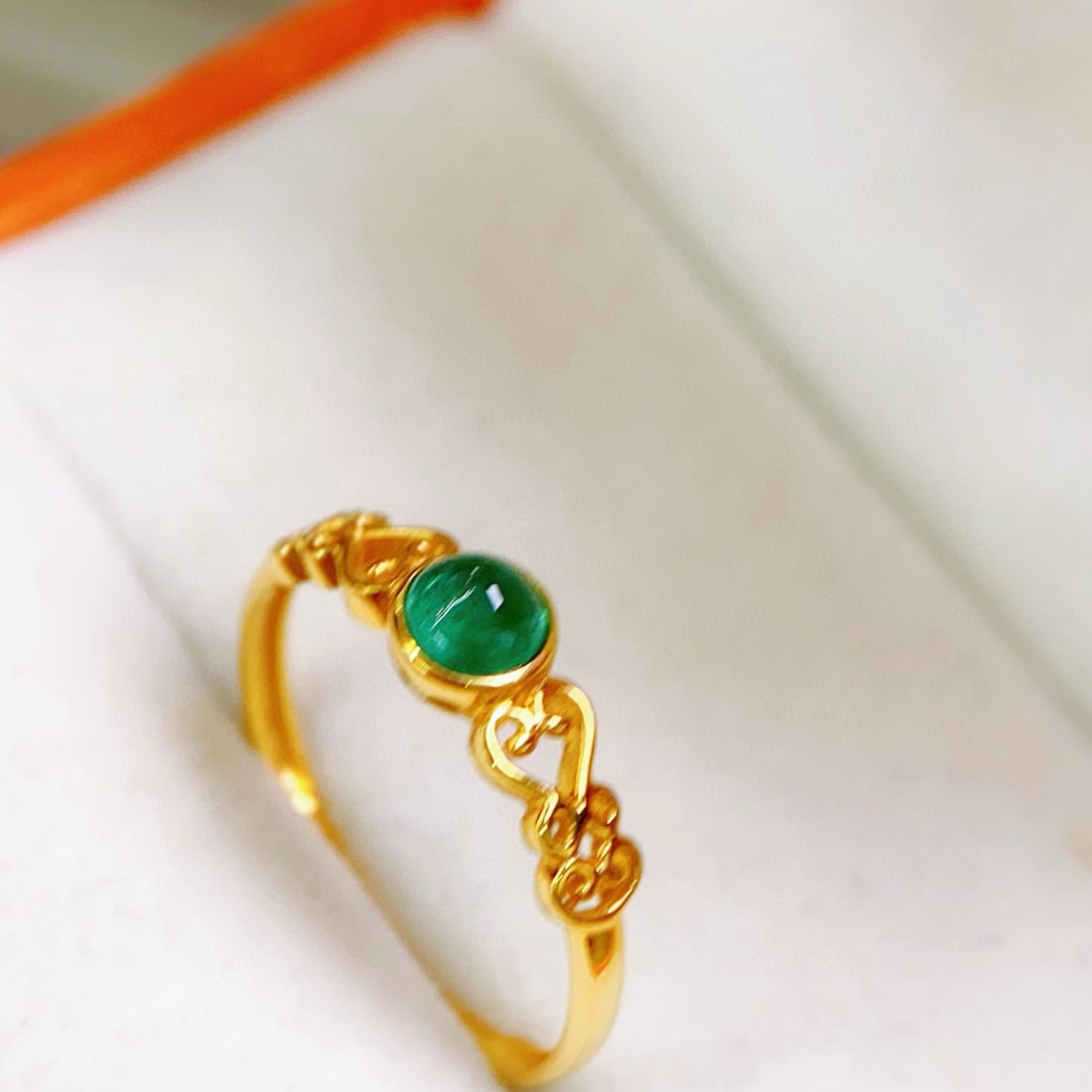 14k Gold 0.5 Ct Vivid Green Natural Emerald Ring - 4