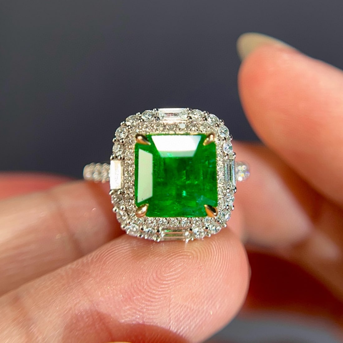 14k Gold 4.26 Ctw Vivid Green Natural Emerald & Diamond Ring: Ref:231062177 // gold content:14k gold // ring size:7. 25us // // main gemstone:emerald // shape:octagonal // carat weight:3. 55ct // color:vivid green // treatment:natural // // adjacent gemstone 2 :