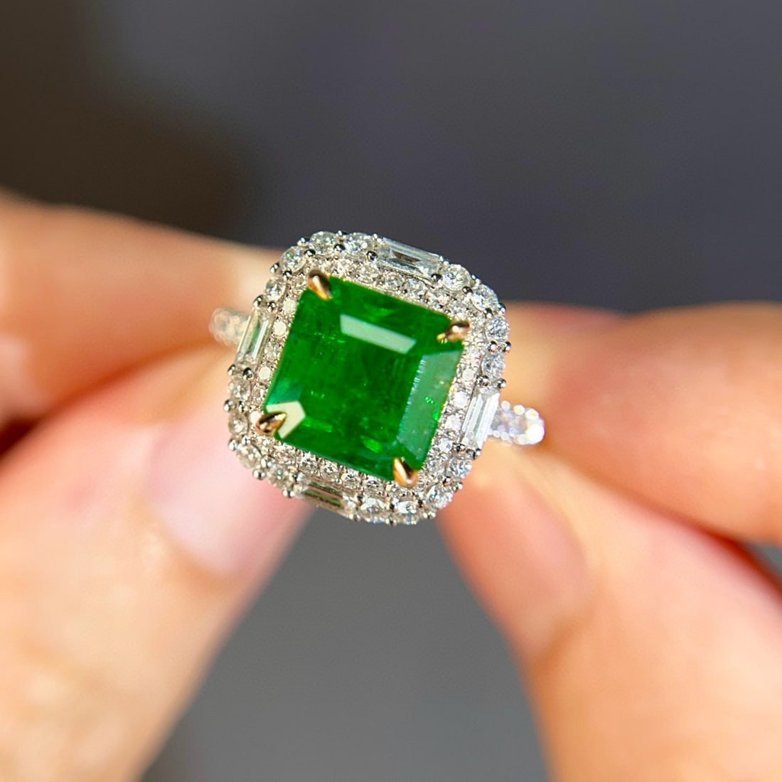 14k Gold 4.26 Ctw Vivid Green Natural Emerald & Diamond Ring - 2