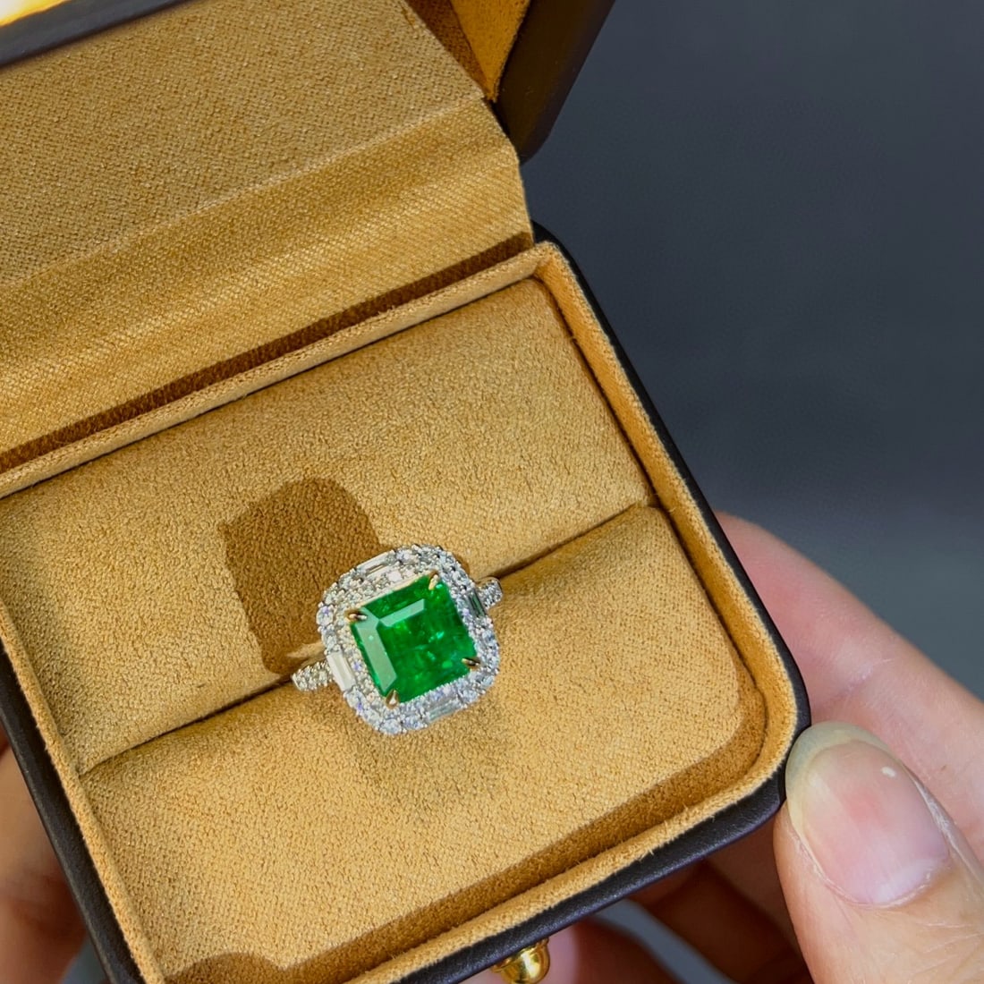 14k Gold 4.26 Ctw Vivid Green Natural Emerald & Diamond Ring - 3