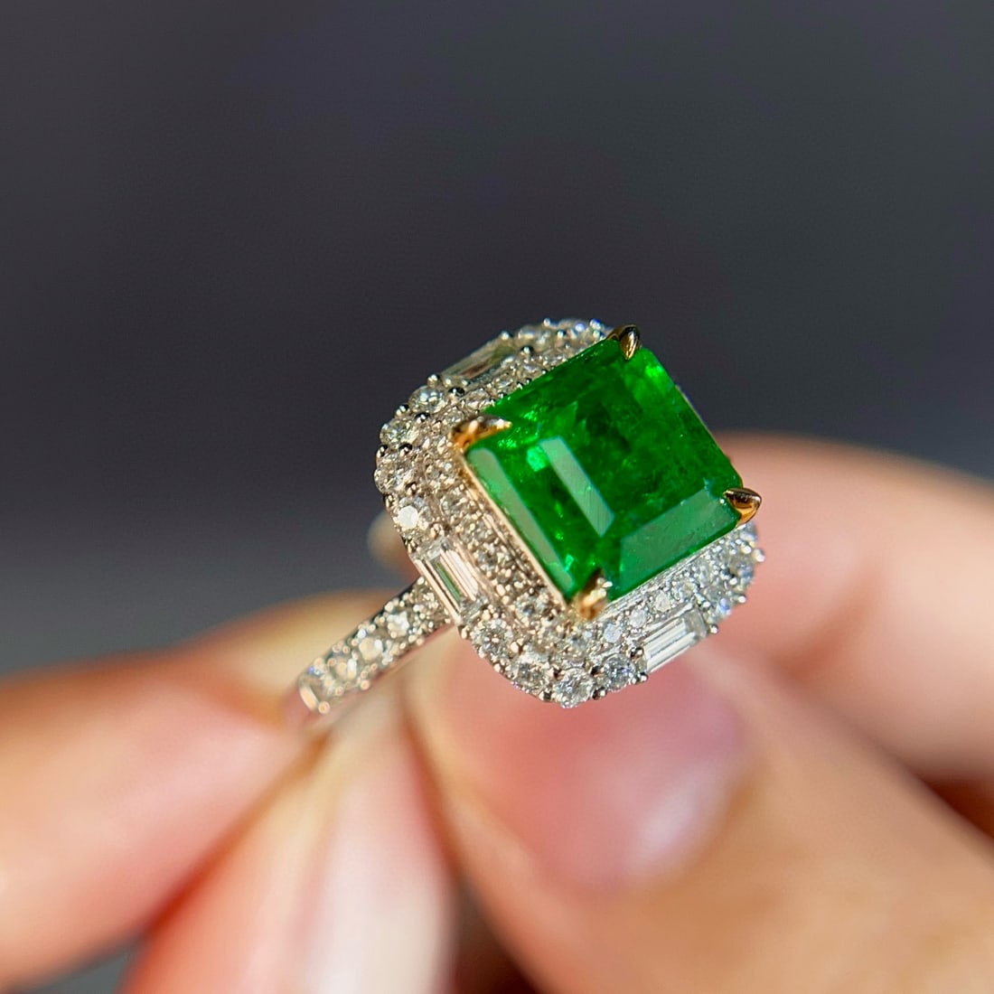 14k Gold 4.26 Ctw Vivid Green Natural Emerald & Diamond Ring - 5