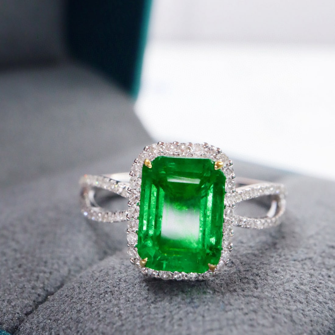 14k Gold 2.45 Ctw Vivid Green Natural Emerald & Diamond Ring: Ref:231062183 // gold content:14k gold // ring size:7. 25us // // main gemstone:emerald // shape:octagonal // carat weight:2. 15ct // color:vivid green // treatment:natural // // adjacent gemstone 2