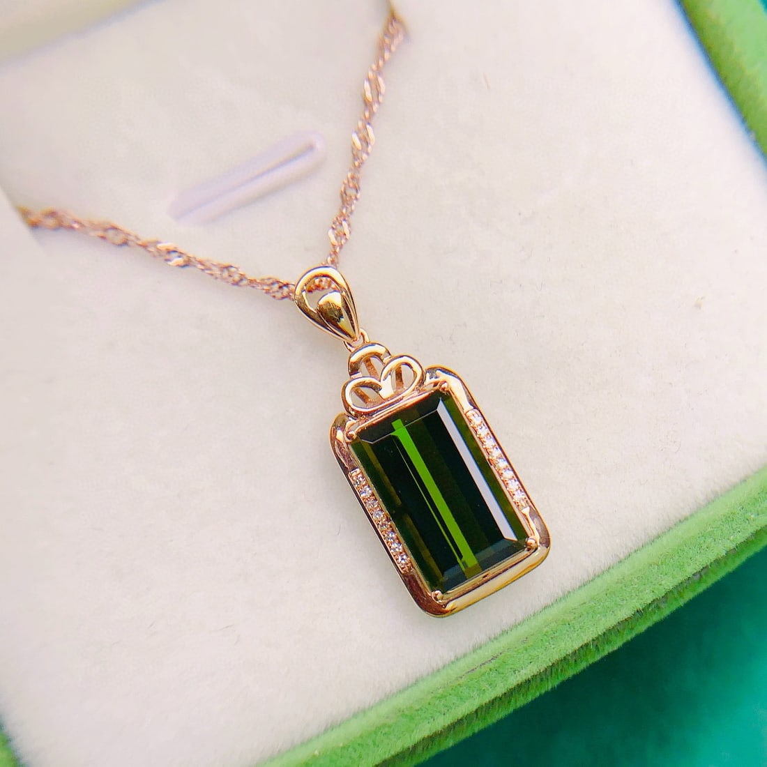 14k Gold 4.75 Ctw Natural Tourmaline & Diamond Pendant( Without Chain ): Ref:231062201 // gold content:14k gold // main gemstone:tourmaline // shape:octagonal // carat weight:4. 7ct // color:green // treatment:natural // // adjacent gemstone 2 : diamond // number of