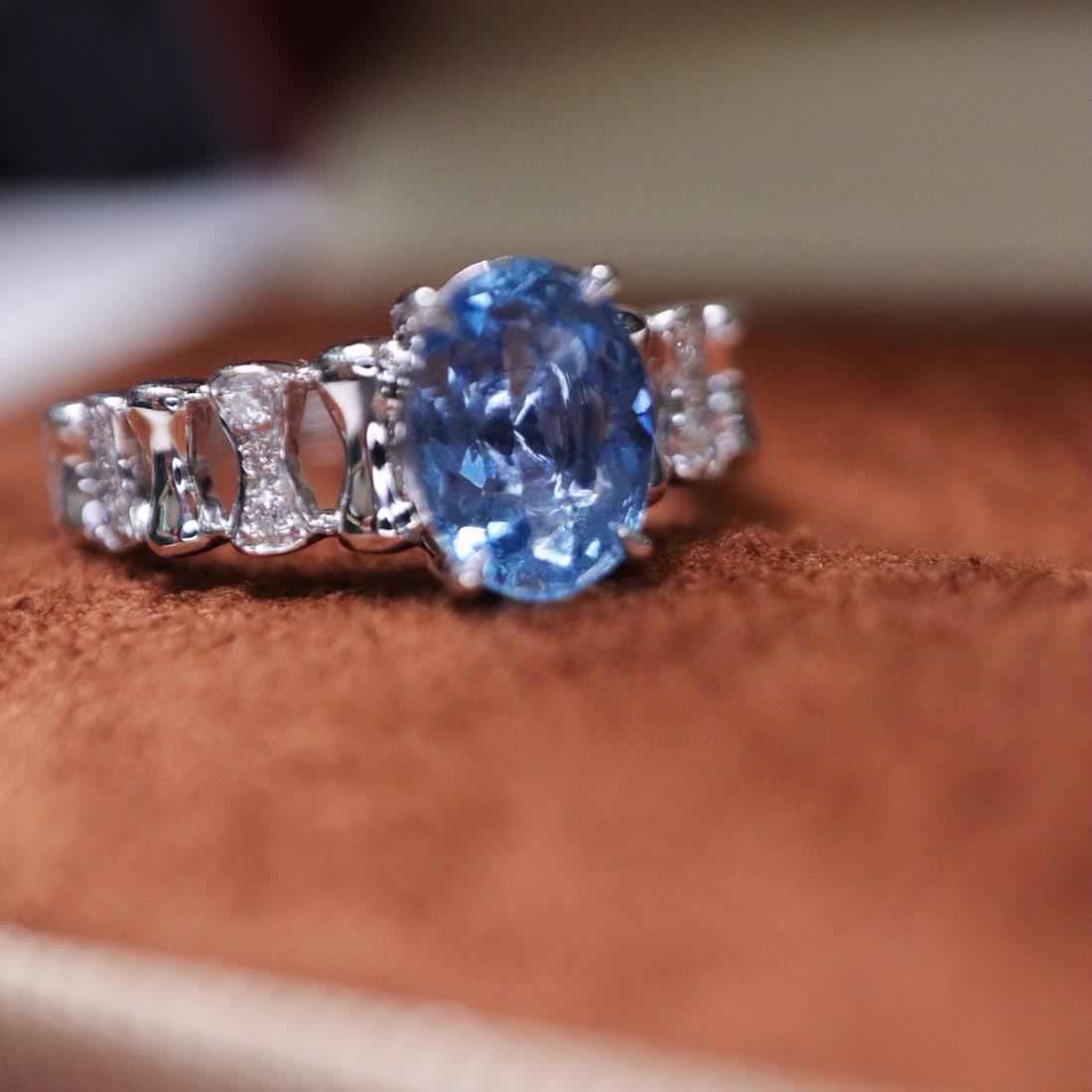 14k Gold 1.20 Ctw Natural Aquamarine & Diamond Ring: Ref:231062202 // gold content:14k gold // ring size:7. 25us // // main gemstone:aquamarine // shape:oval // carat weight:1. 09ct // color:santa maria color // treatment:natural // // adjacent