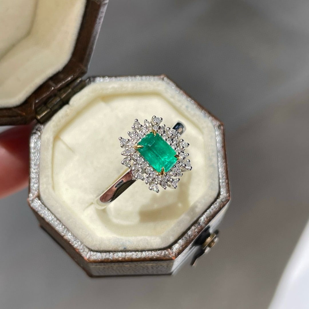 14k Gold 0.60 Ct Vivid Green Natural Emerald & Diamond Ring - 2