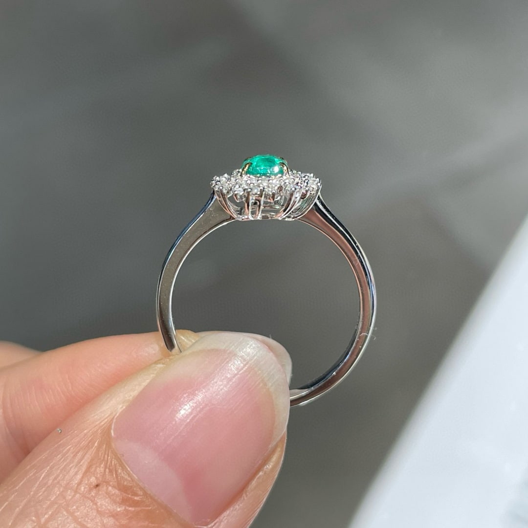 14k Gold 0.60 Ct Vivid Green Natural Emerald & Diamond Ring - 4