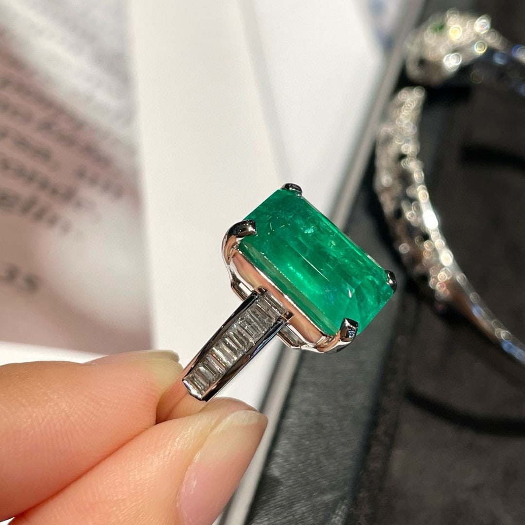 14k Gold 6.6 Ct Natural Emerald & Diamond Ring - 3