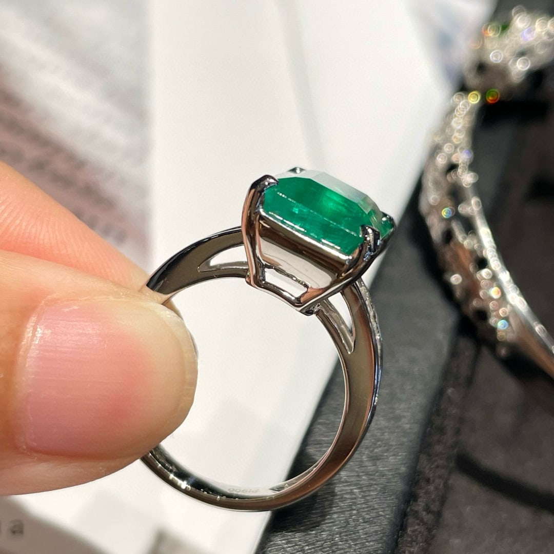 14k Gold 6.6 Ct Natural Emerald & Diamond Ring - 4
