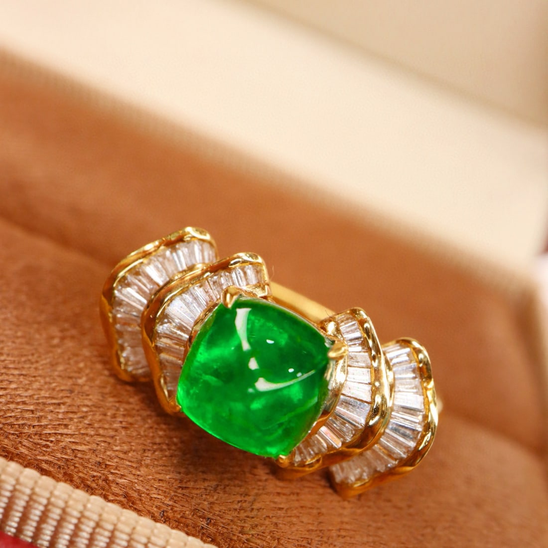 14k Gold 2.45 Ctw Vivid Green Natural Emerald & Diamond Ring: Ref:231062223 // gold content:14k gold // ring size:7. 25us // // main gemstone:emerald // shape:sugar-loaf // carat weight:2. 09ct // color:vivid green // treatment:natural // // adjacent gemstone 2