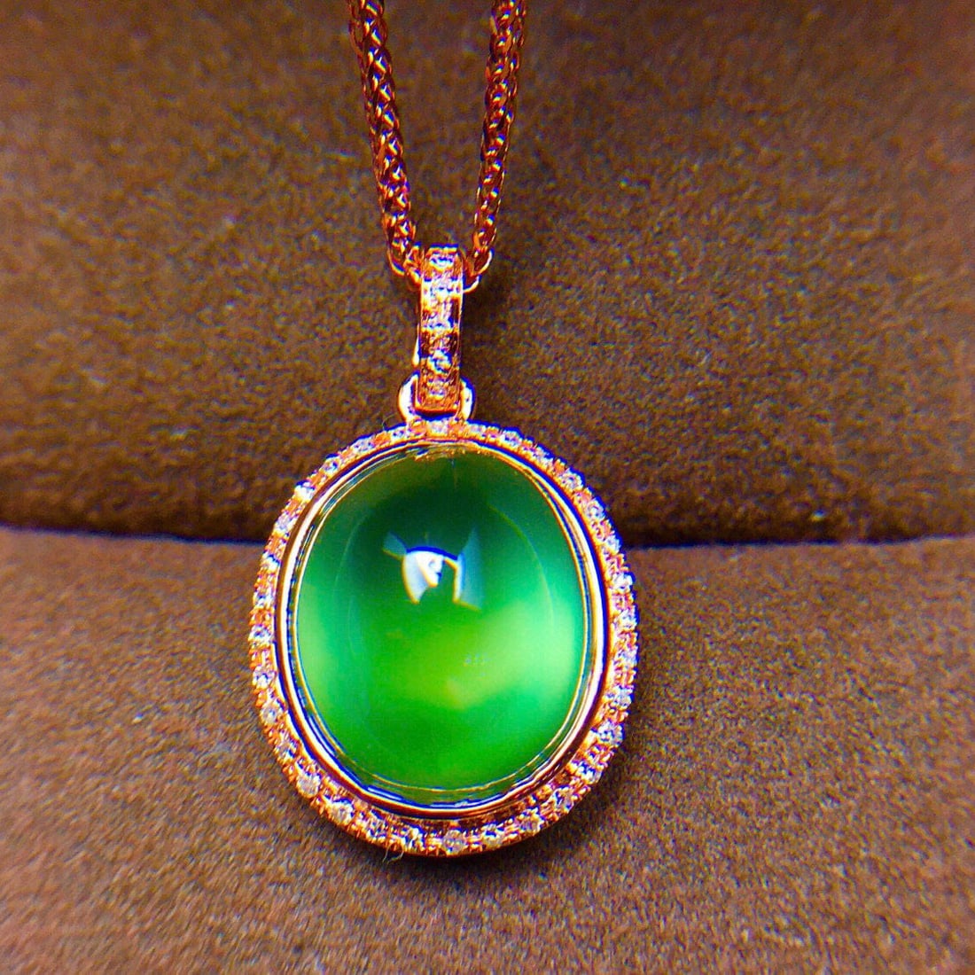 14k Gold 6.3 Ct Natural Prehnite & Diamond Pendant( Without Chain ): Ref:231062239 // gold content:14k gold // main gemstone:prehnite // shape:oval // carat weight:6. 3ct // color:green // treatment:natural // // adjacent gemstone 2 : diamond // shape:round // clarity