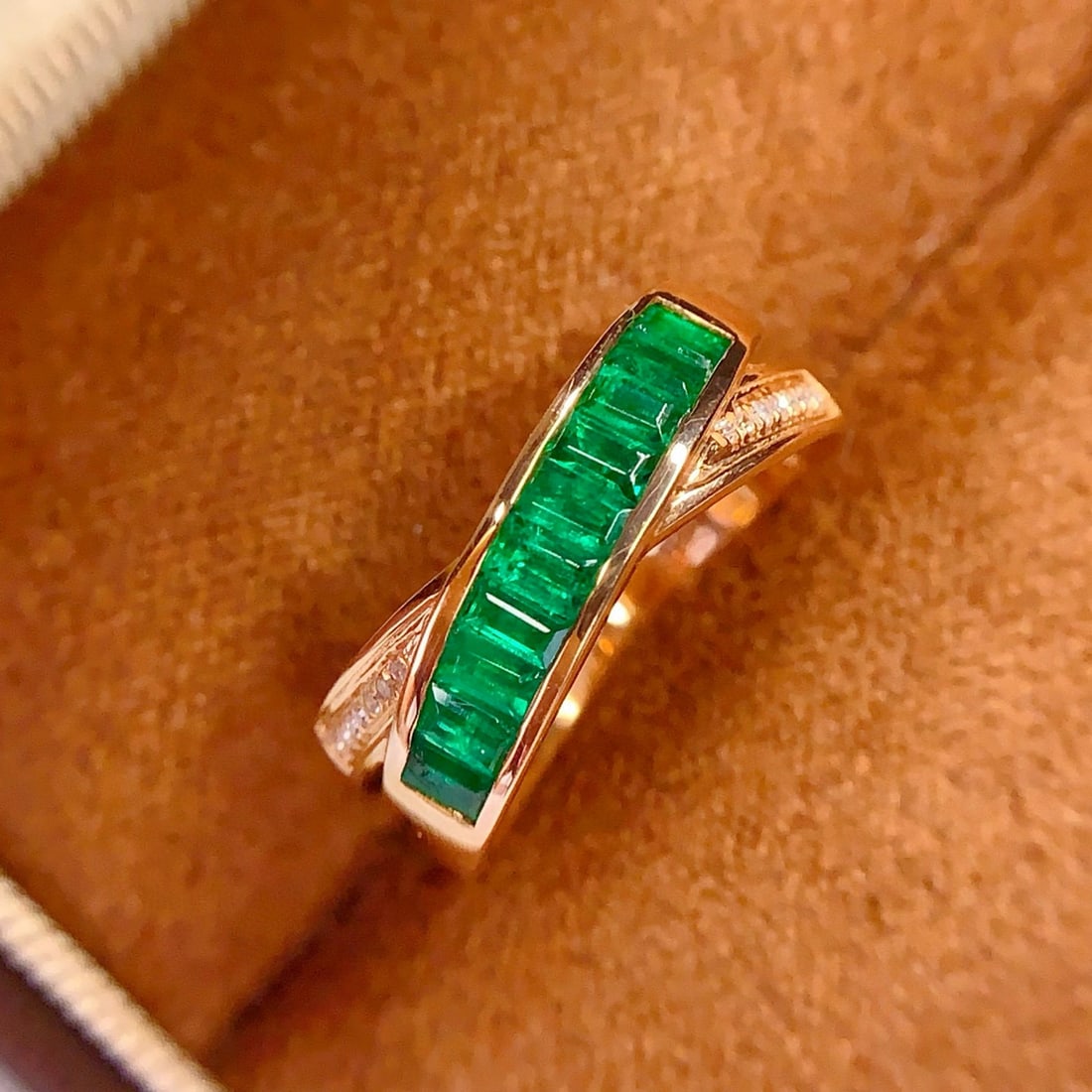 14k Gold 1.3 Ct Vivid Green Natural Emerald & Diamond Ring - 2
