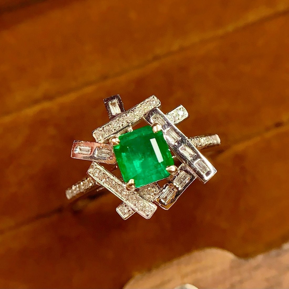 14k Gold 0.7 Ct Vivid Green Natural Emerald & Diamond Ring - 3