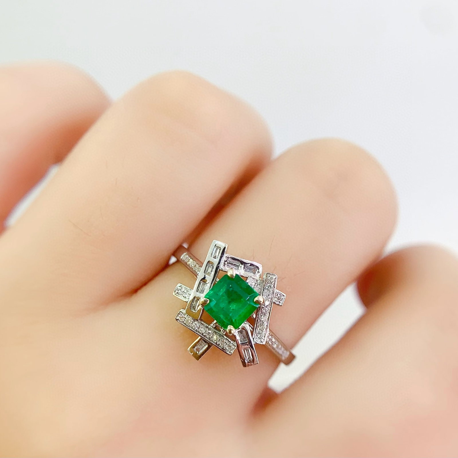 14k Gold 0.7 Ct Vivid Green Natural Emerald & Diamond Ring - 6